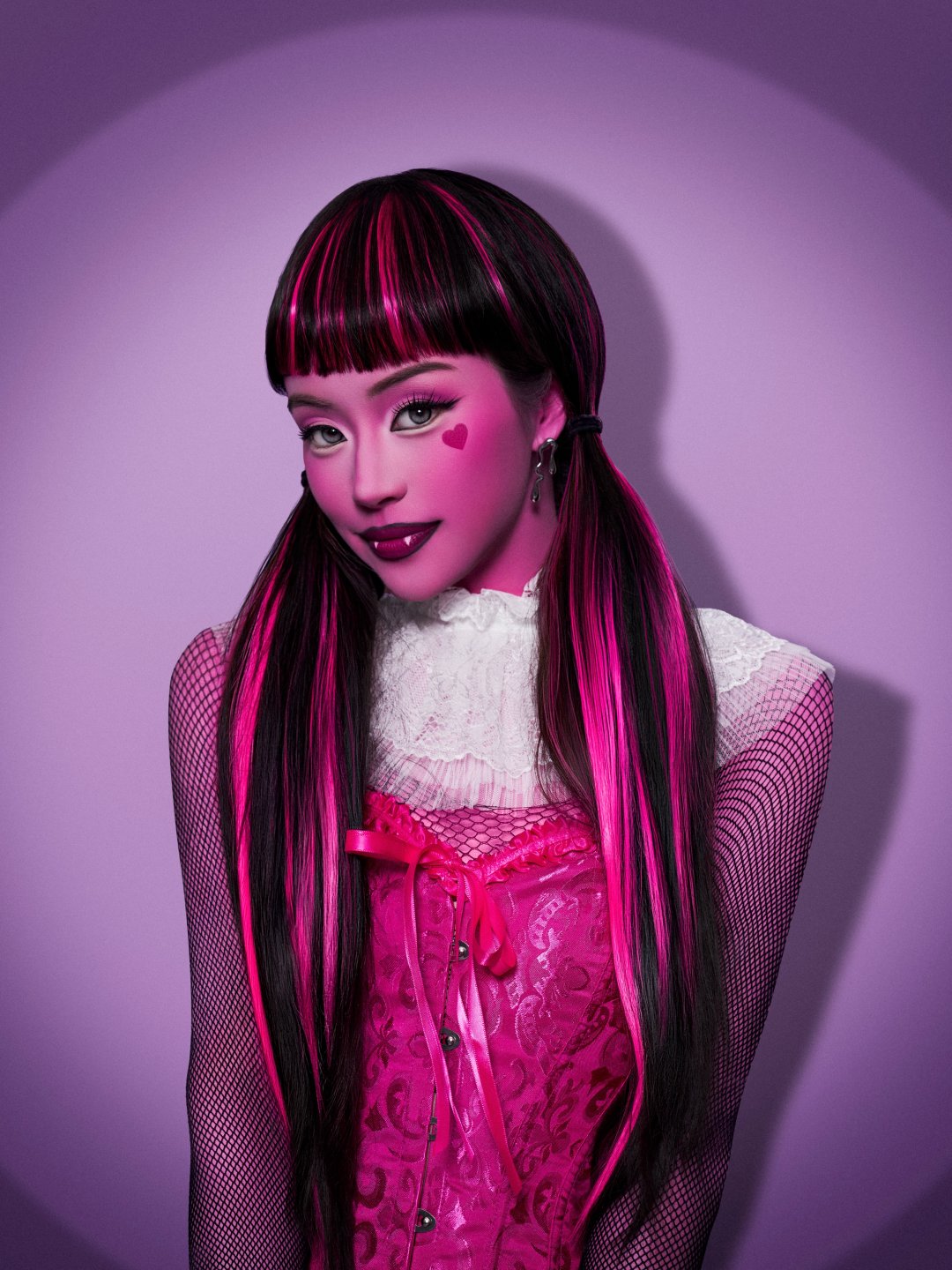 Natsha T. คอสฮาโลวีน "Not your average ghoul" คอร์เซ็ตชมพูมินิสเกิร์ตขาว ผมแกละไฮไลต์ชมพู (รูปที่ 2)