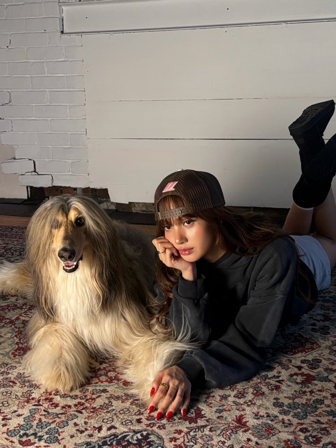 ลิซ่า BLACKPINK "Adventure time" ครอปชมพูโชว์เอว บราท็อปส่องกระจก ชุดซีทรูแดง คลุกน้องหมา (รูปที่ 7)