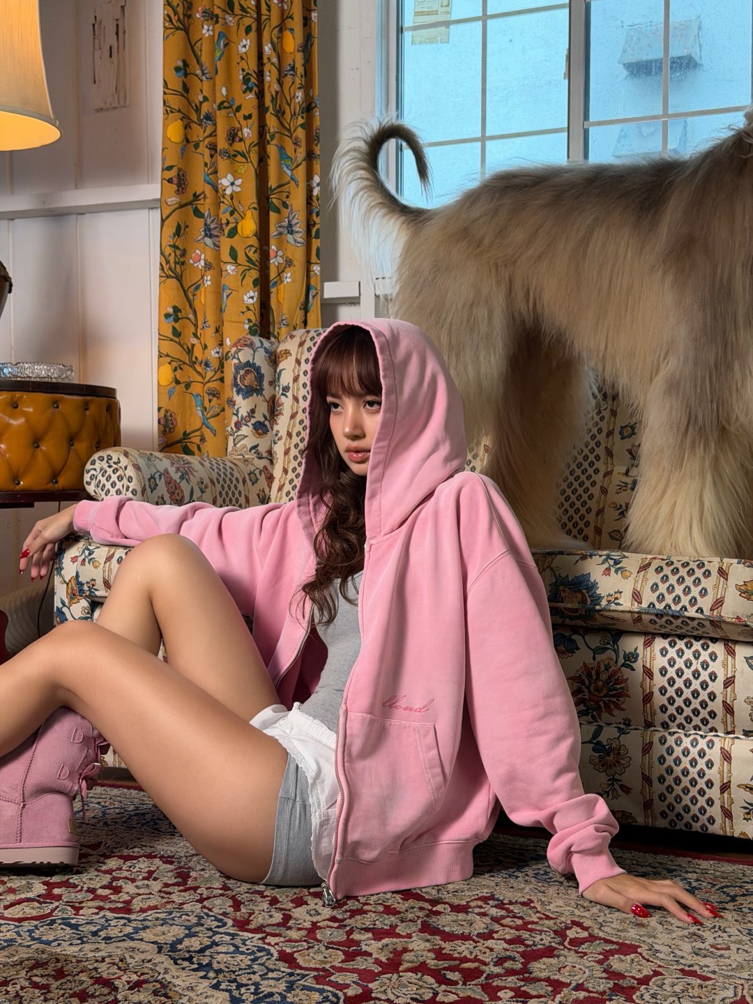 ลิซ่า BLACKPINK "Adventure time" ครอปชมพูโชว์เอว บราท็อปส่องกระจก ชุดซีทรูแดง คลุกน้องหมา (รูปที่ 8)
