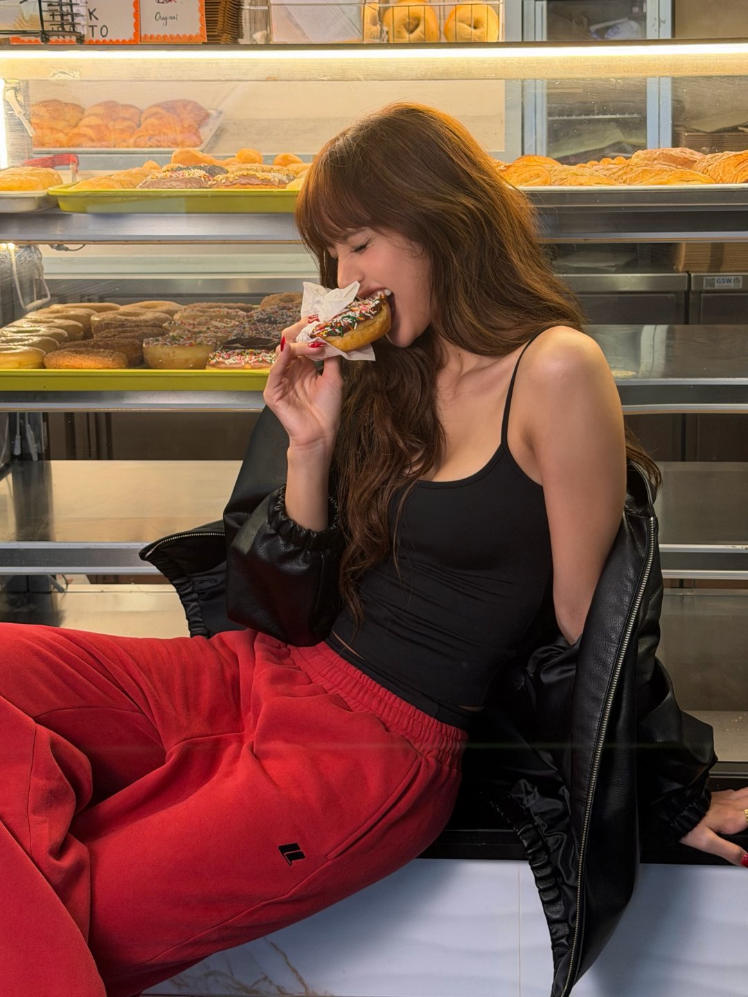 ลิซ่า BLACKPINK "Adventure time" ครอปชมพูโชว์เอว บราท็อปส่องกระจก ชุดซีทรูแดง คลุกน้องหมา (รูปที่ 9)