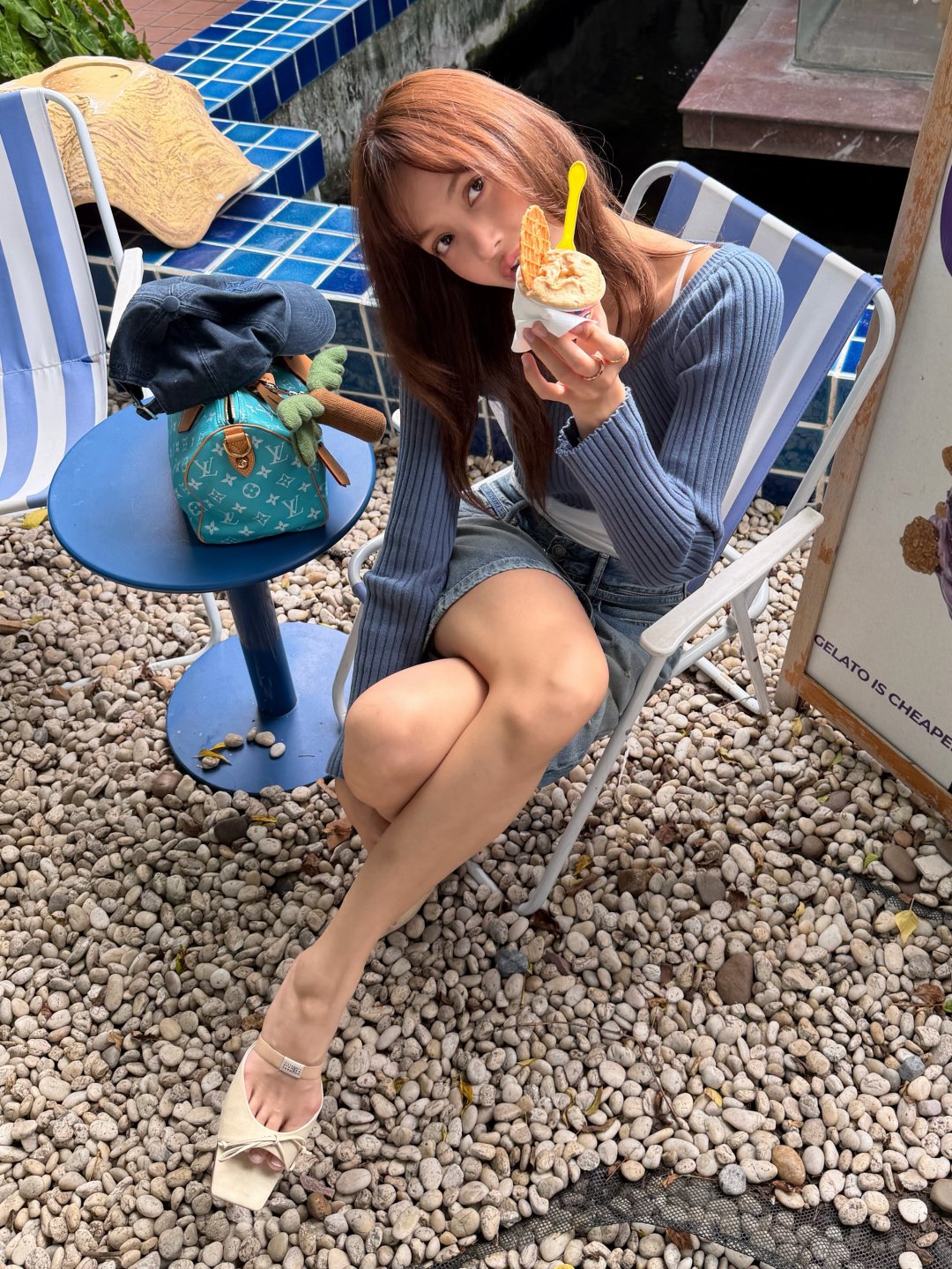 ลิซ่า BLACKPINK "Adventure time" ครอปชมพูโชว์เอว บราท็อปส่องกระจก ชุดซีทรูแดง คลุกน้องหมา (รูปที่ 14)