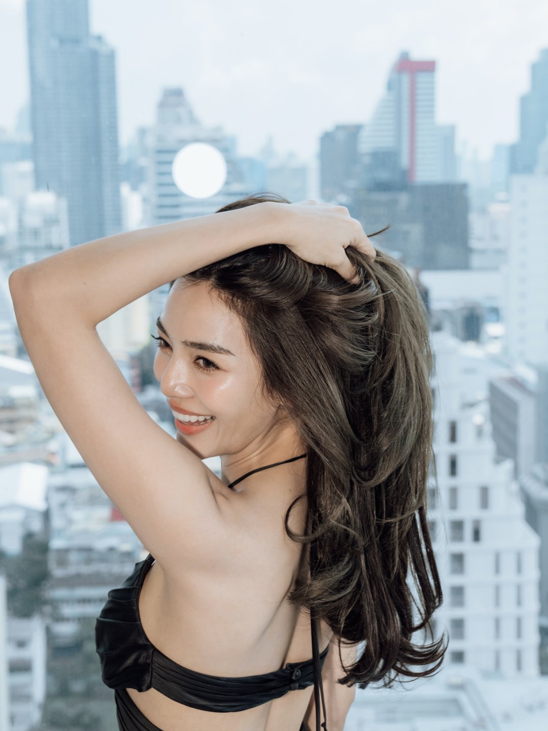 ปราง กัญญ์ณรัณ ถ่ายโฆษณา TRESemmé ครอปเปิดหลังสายไขว้ดำ สะบัดผมลื่นริมหน้าต่างวิวตึก (รูปที่ 3)