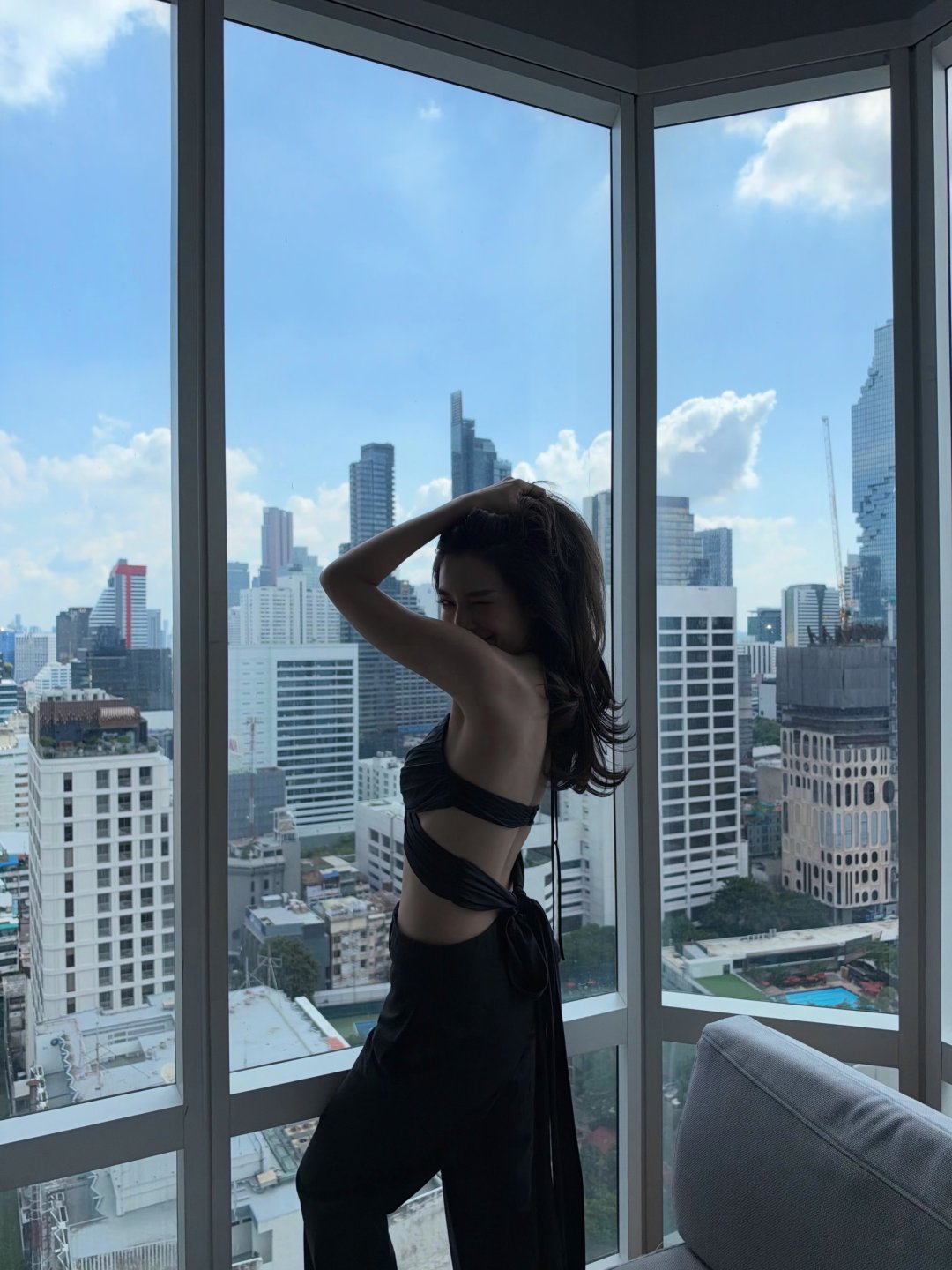 ปราง กัญญ์ณรัณ ถ่ายโฆษณา TRESemmé ครอปเปิดหลังสายไขว้ดำ สะบัดผมลื่นริมหน้าต่างวิวตึก (รูปที่ 4)