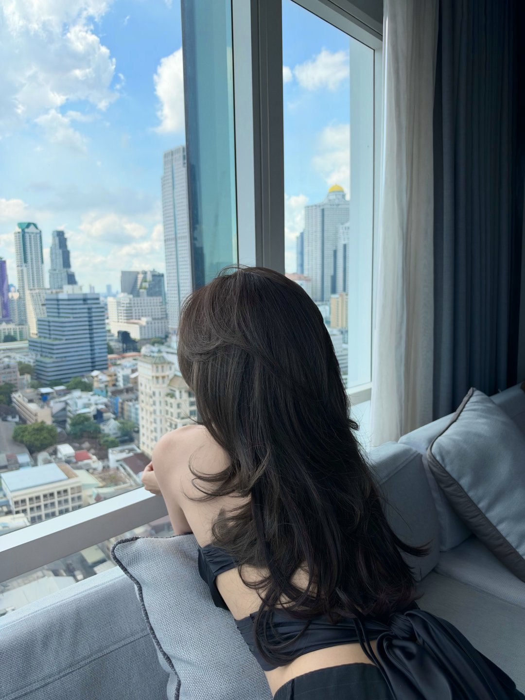 ปราง กัญญ์ณรัณ ถ่ายโฆษณา TRESemmé ครอปเปิดหลังสายไขว้ดำ สะบัดผมลื่นริมหน้าต่างวิวตึก (รูปที่ 7)