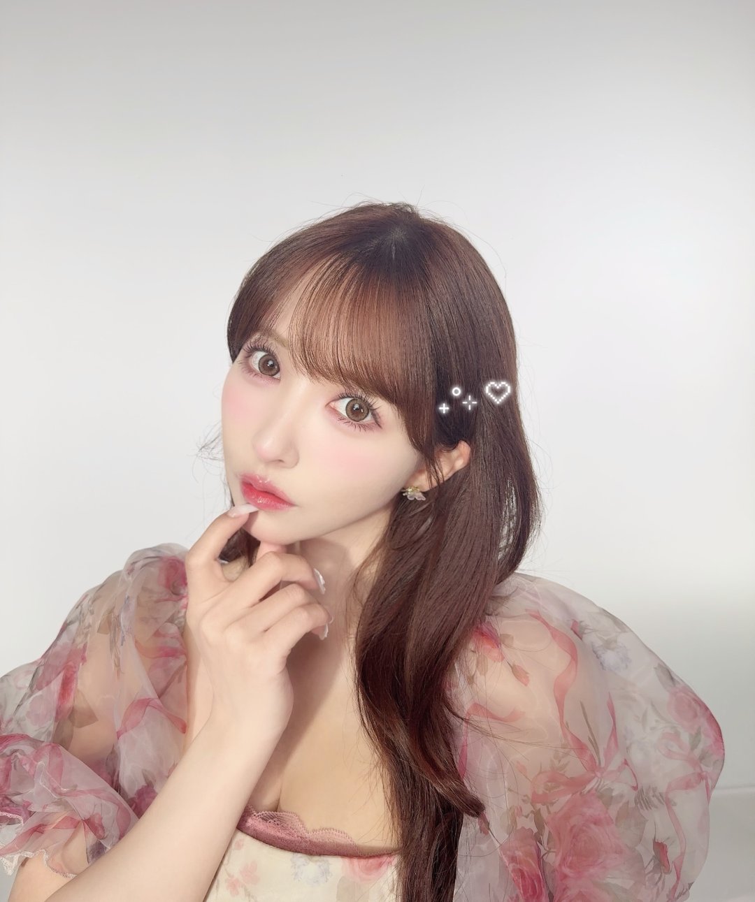 ยูอะ มิคามิ เดรสพองลายกุหลาบชมพูเปิดไหล่ ถ่ายโปรโมทคอนแทคเลนส์ Majette สีใหม่ (รูปที่ 3)