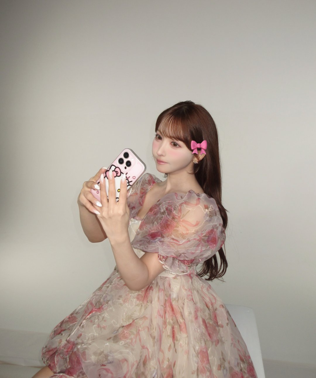 ยูอะ มิคามิ เดรสพองลายกุหลาบชมพูเปิดไหล่ ถ่ายโปรโมทคอนแทคเลนส์ Majette สีใหม่ (รูปที่ 4)