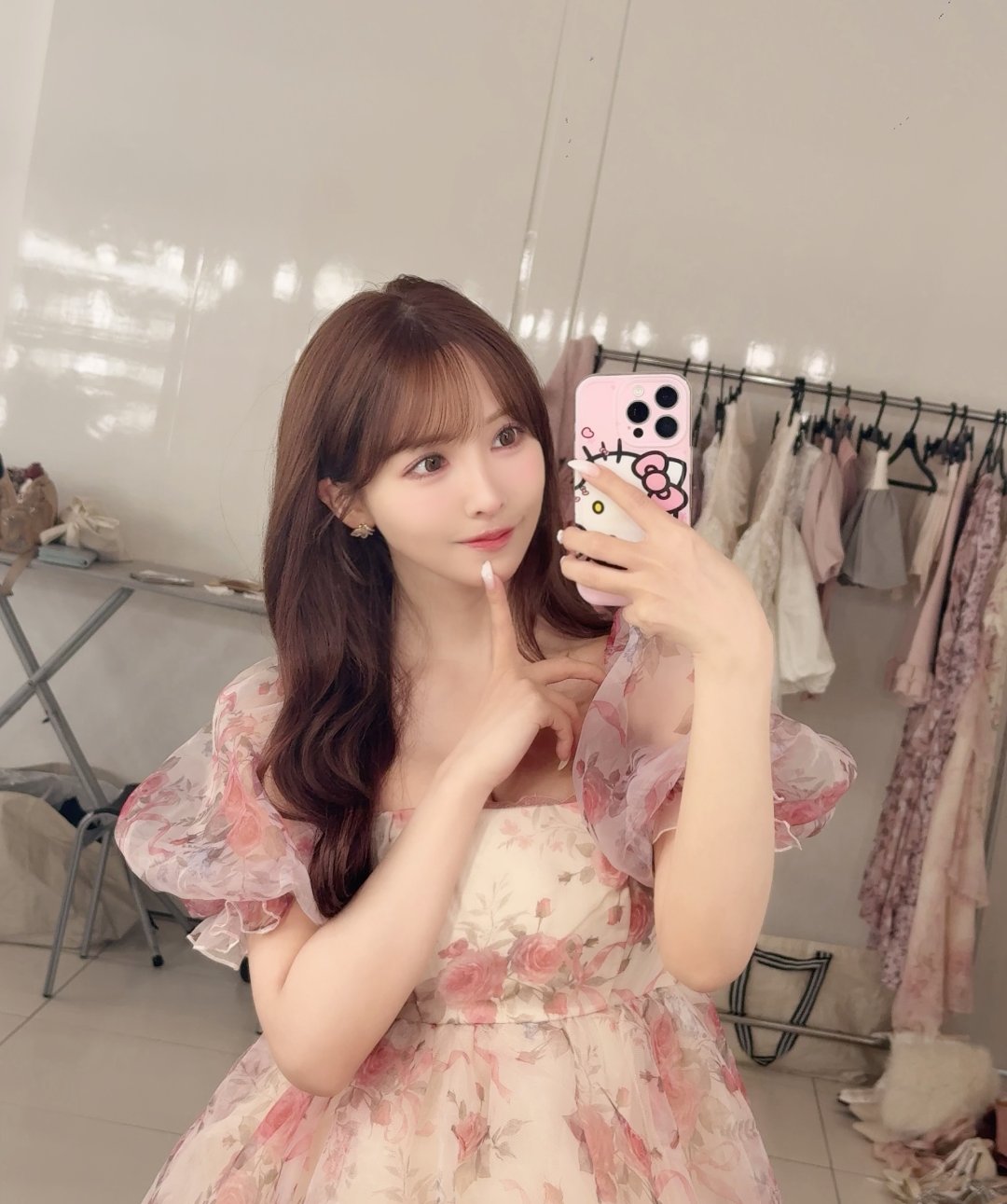 ยูอะ มิคามิ เดรสพองลายกุหลาบชมพูเปิดไหล่ ถ่ายโปรโมทคอนแทคเลนส์ Majette สีใหม่ (รูปที่ 5)