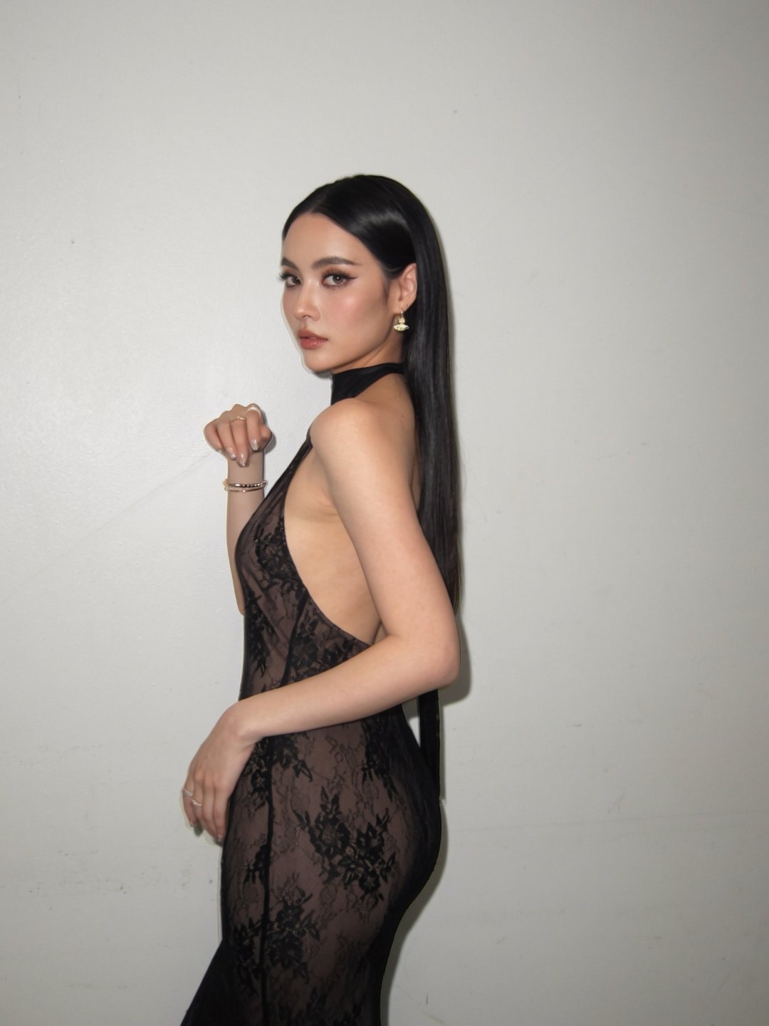 มุกดา นรินทร์รักษ์ "👀✨😮" เดรสลูกไม้ดำซีทรูคล้องคอเปิดหลัง รัดรูปเข้ารูปทั้งตัว (รูปที่ 2)