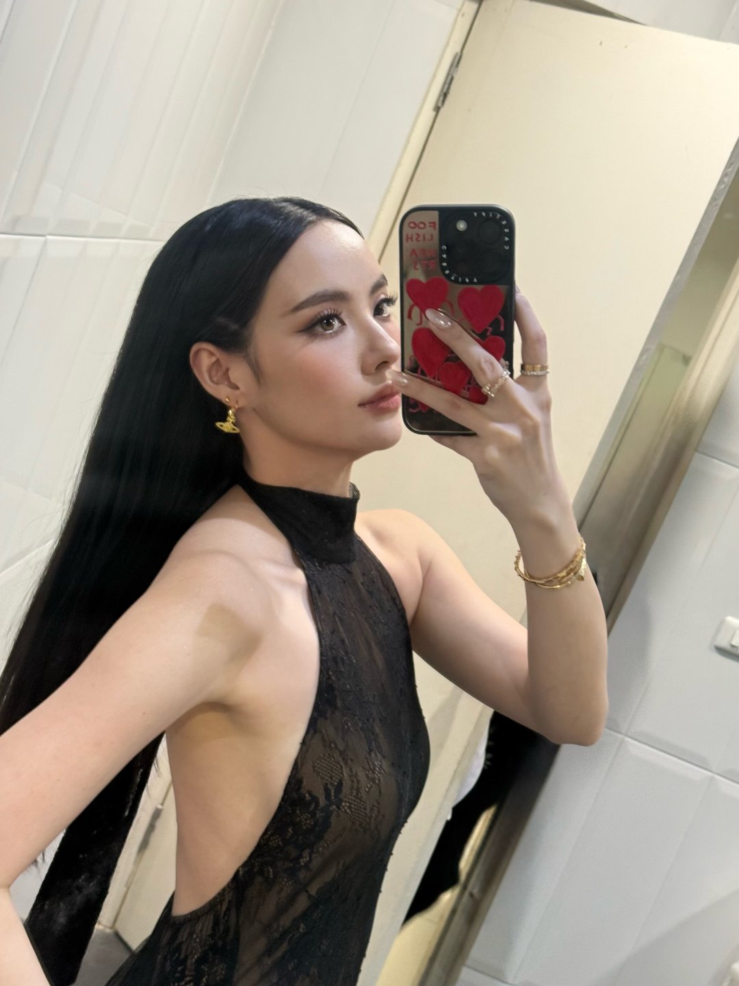 มุกดา นรินทร์รักษ์ "👀✨😮" เดรสลูกไม้ดำซีทรูคล้องคอเปิดหลัง รัดรูปเข้ารูปทั้งตัว (รูปที่ 3)