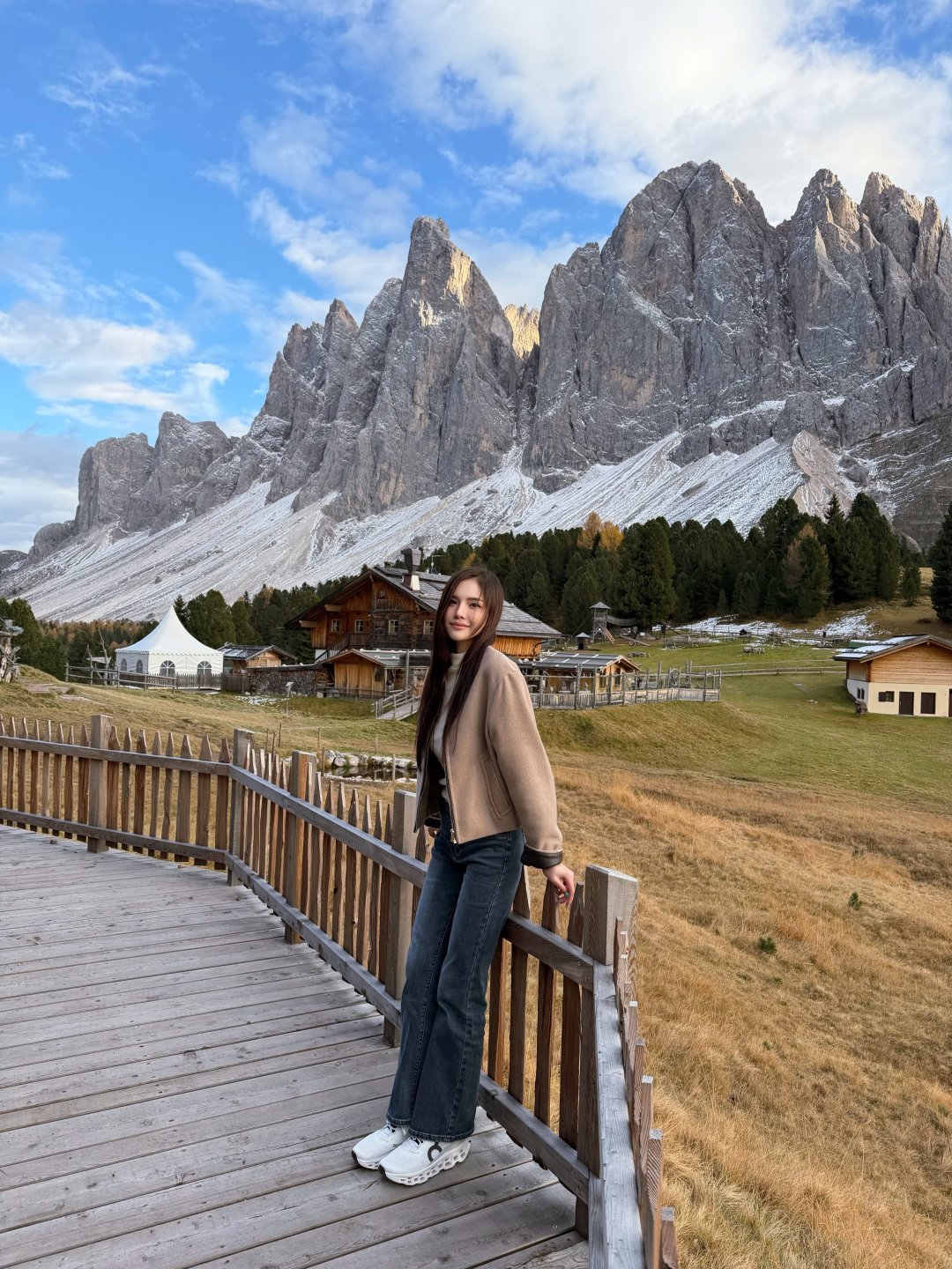โซแบม xobamm เที่ยวภูเขา Geisler Alm ไหมพรมคอเต่าครีมคู่ยีนส์ เอนนอนเก้าอี้ไม้ชมยอดเขาหิมะ (รูปที่ 6)