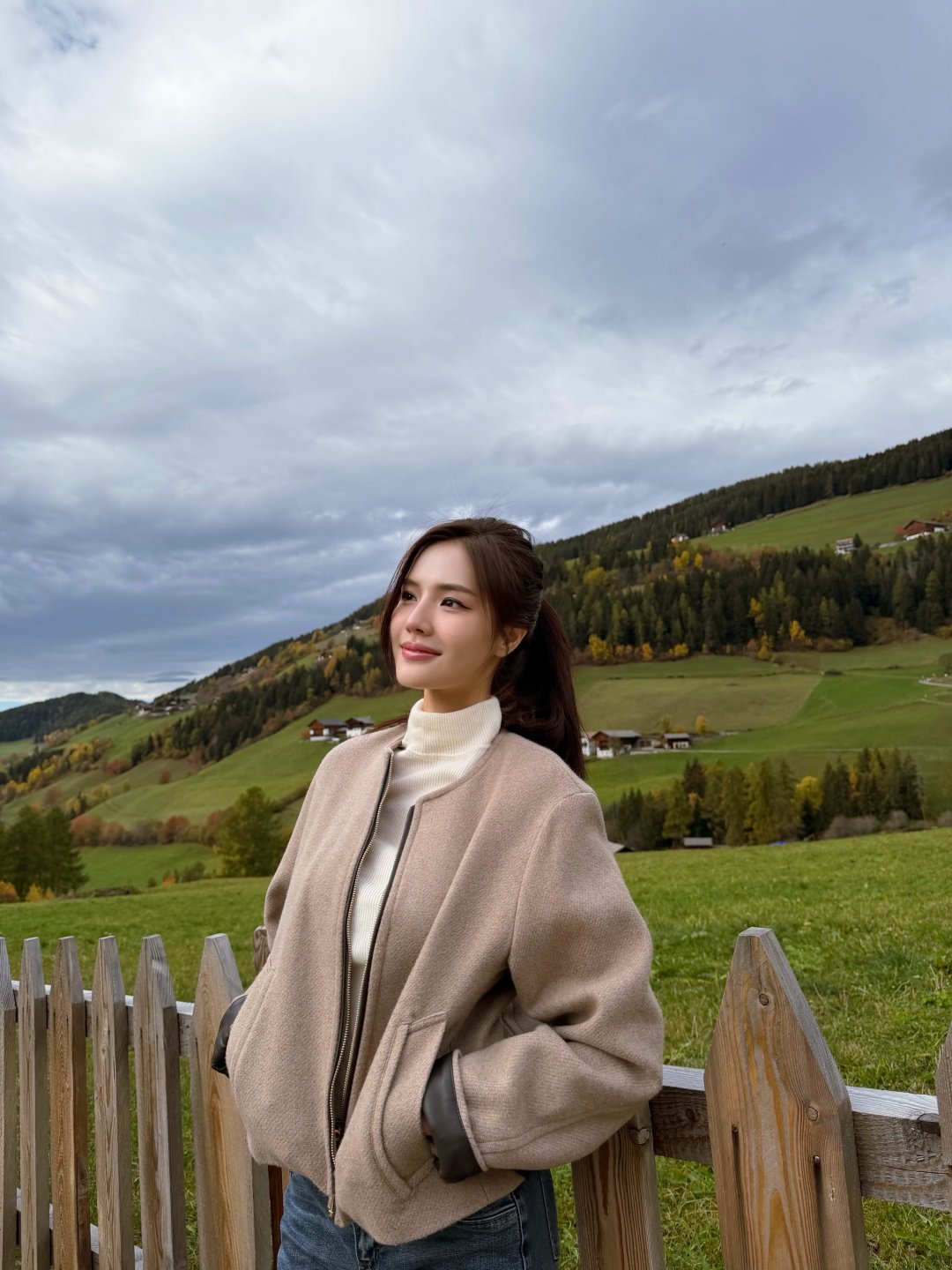โซแบม xobamm เที่ยวภูเขา Geisler Alm ไหมพรมคอเต่าครีมคู่ยีนส์ เอนนอนเก้าอี้ไม้ชมยอดเขาหิมะ (รูปที่ 8)