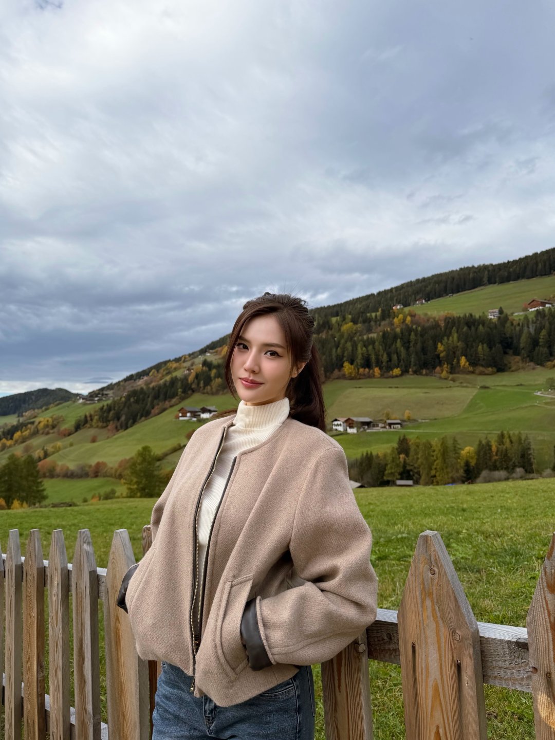 โซแบม xobamm เที่ยวภูเขา Geisler Alm ไหมพรมคอเต่าครีมคู่ยีนส์ เอนนอนเก้าอี้ไม้ชมยอดเขาหิมะ (รูปที่ 9)