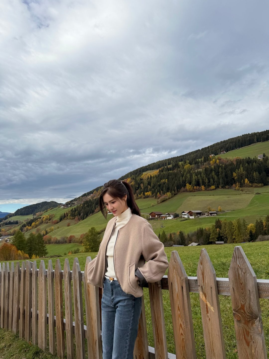 โซแบม xobamm เที่ยวภูเขา Geisler Alm ไหมพรมคอเต่าครีมคู่ยีนส์ เอนนอนเก้าอี้ไม้ชมยอดเขาหิมะ (รูปที่ 10)