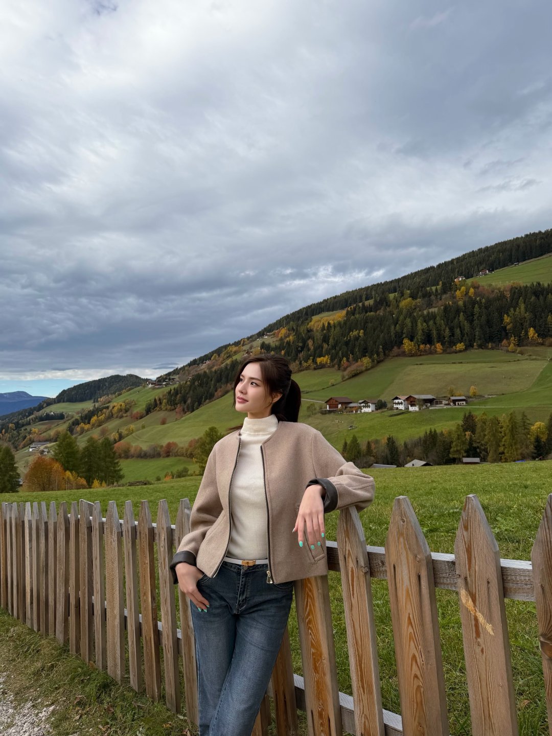 โซแบม xobamm เที่ยวภูเขา Geisler Alm ไหมพรมคอเต่าครีมคู่ยีนส์ เอนนอนเก้าอี้ไม้ชมยอดเขาหิมะ (รูปที่ 11)