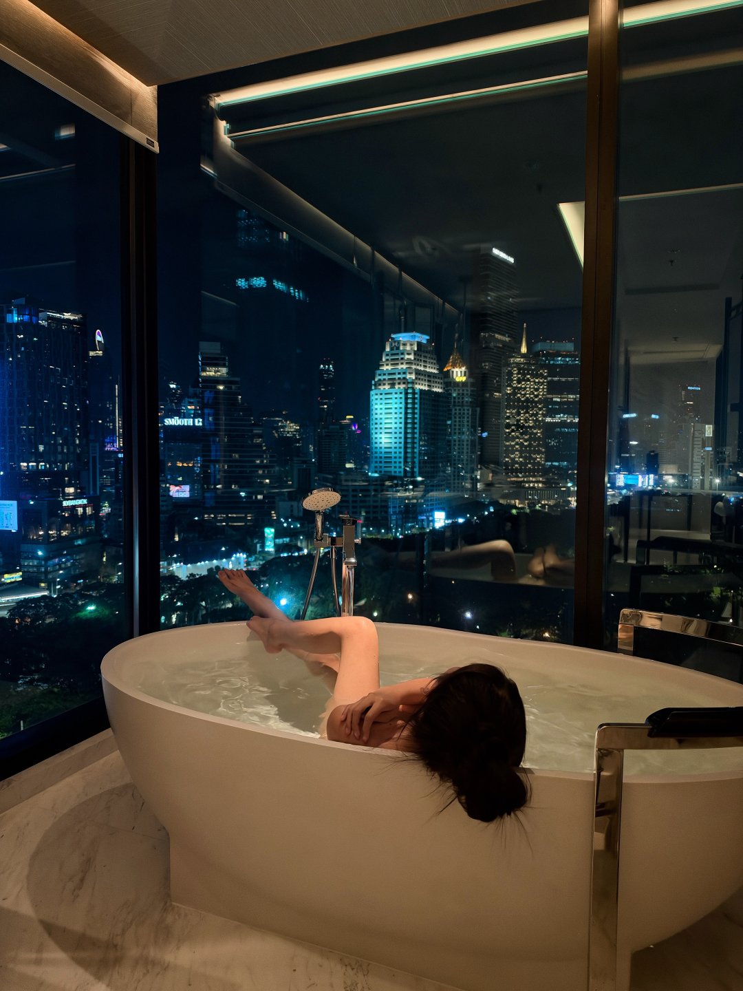 Viewvy "🏙️" แช่อ่างวิวตึกสูงโชว์แผ่นหลัง สายเดี่ยวลูกไม้มินต์โชว์ร่องที่คาเฟ่ CARTER (รูปที่ 2)