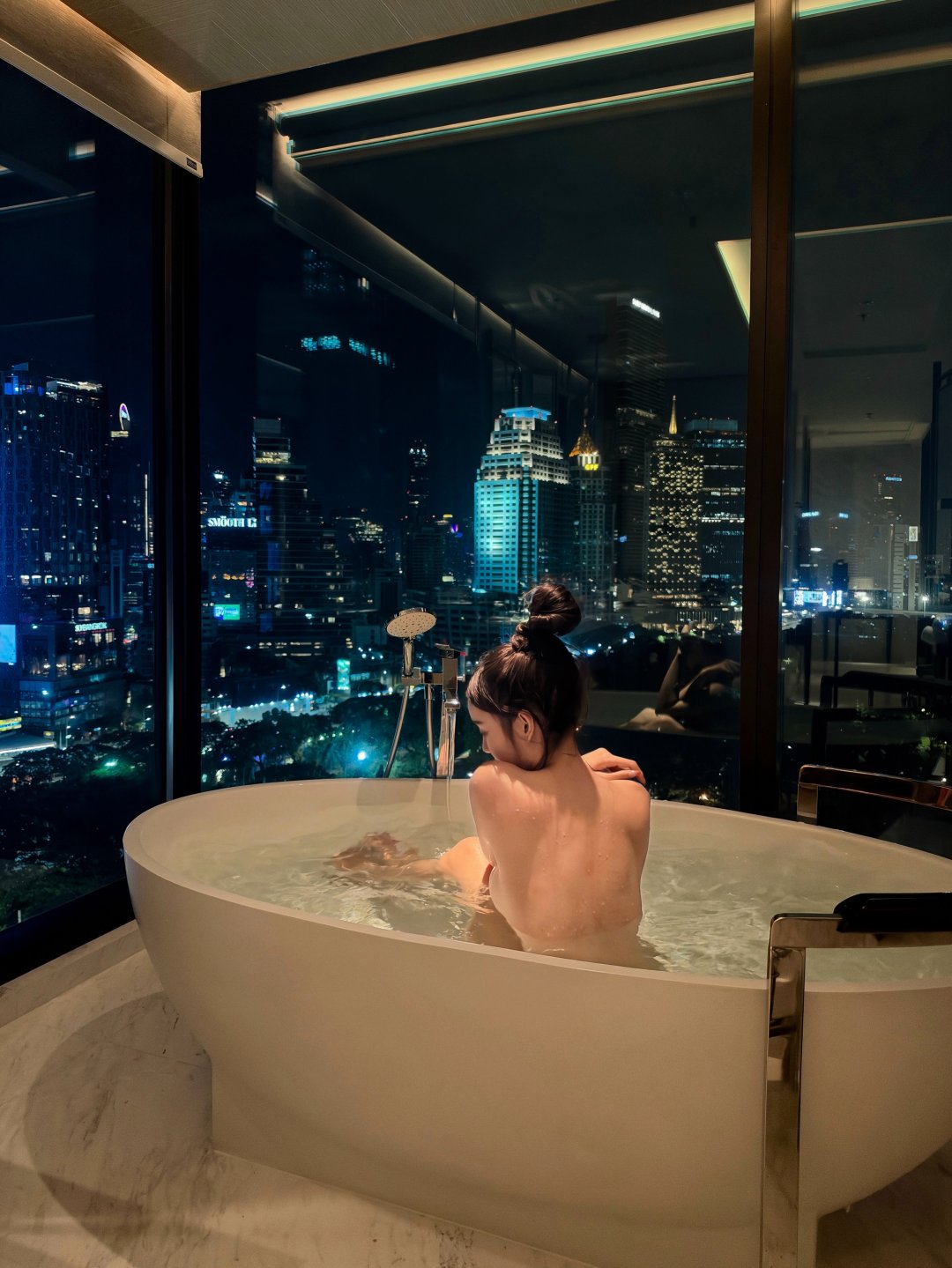 Viewvy "🏙️" แช่อ่างวิวตึกสูงโชว์แผ่นหลัง สายเดี่ยวลูกไม้มินต์โชว์ร่องที่คาเฟ่ CARTER (รูปที่ 3)