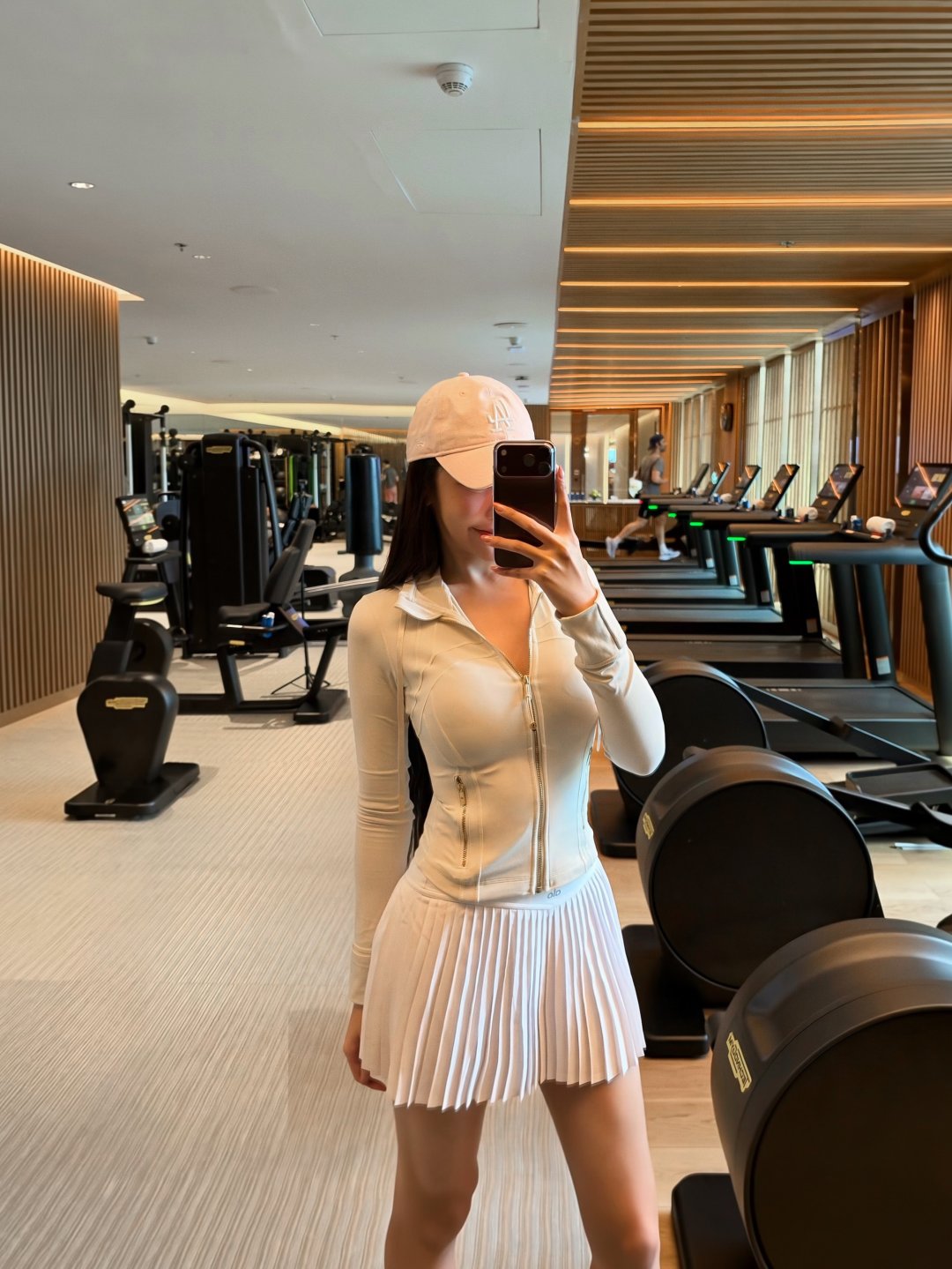 Viewvy "🏙️" แช่อ่างวิวตึกสูงโชว์แผ่นหลัง สายเดี่ยวลูกไม้มินต์โชว์ร่องที่คาเฟ่ CARTER (รูปที่ 5)