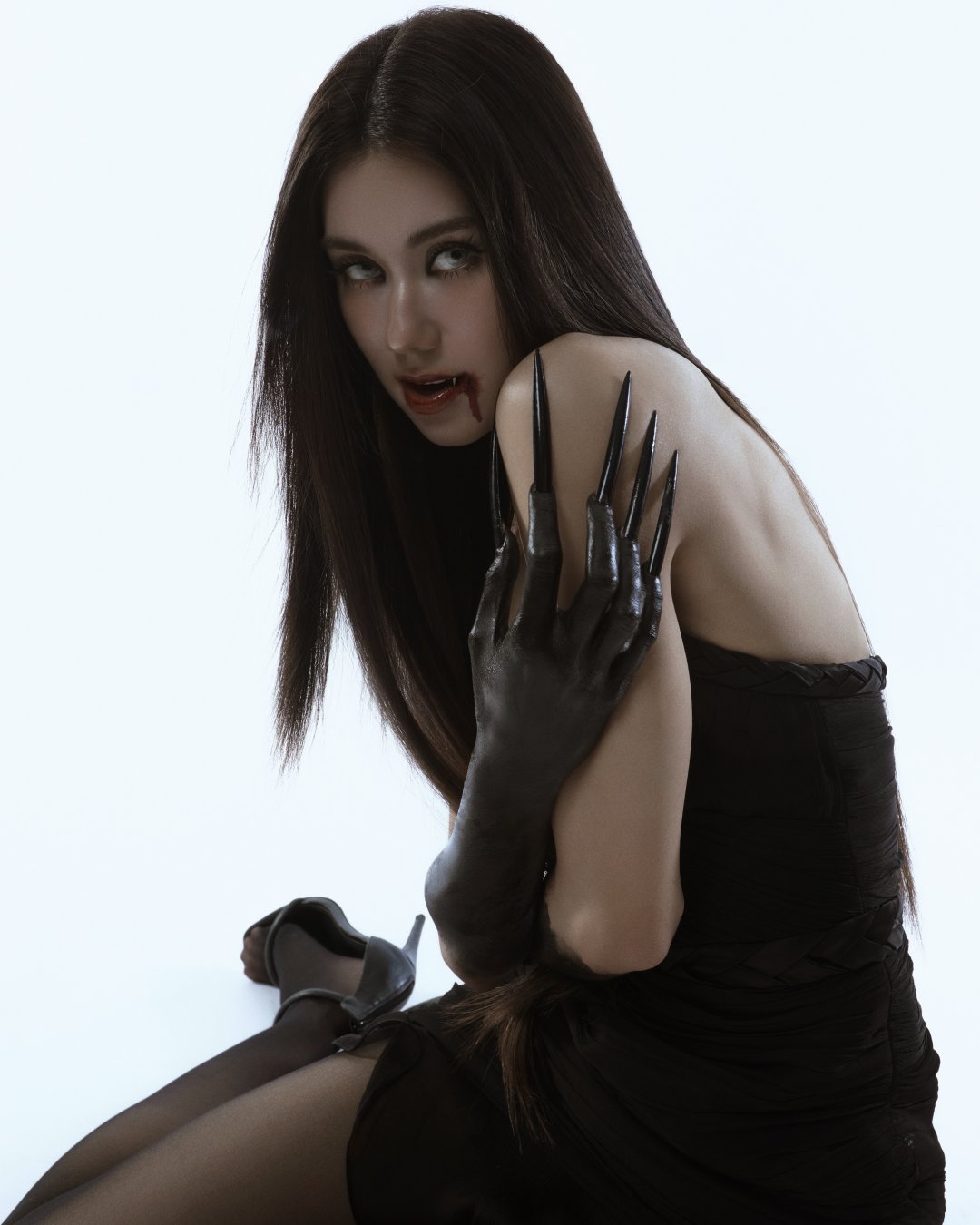 Lorena Schuett ถ่ายแฟชั่นธีมแวมไพร์ "🖤🧛♀️" มินิเดรสเกาะอกดำ เล็บกรงเล็บยาว เลือดมุมปาก (รูปที่ 2)