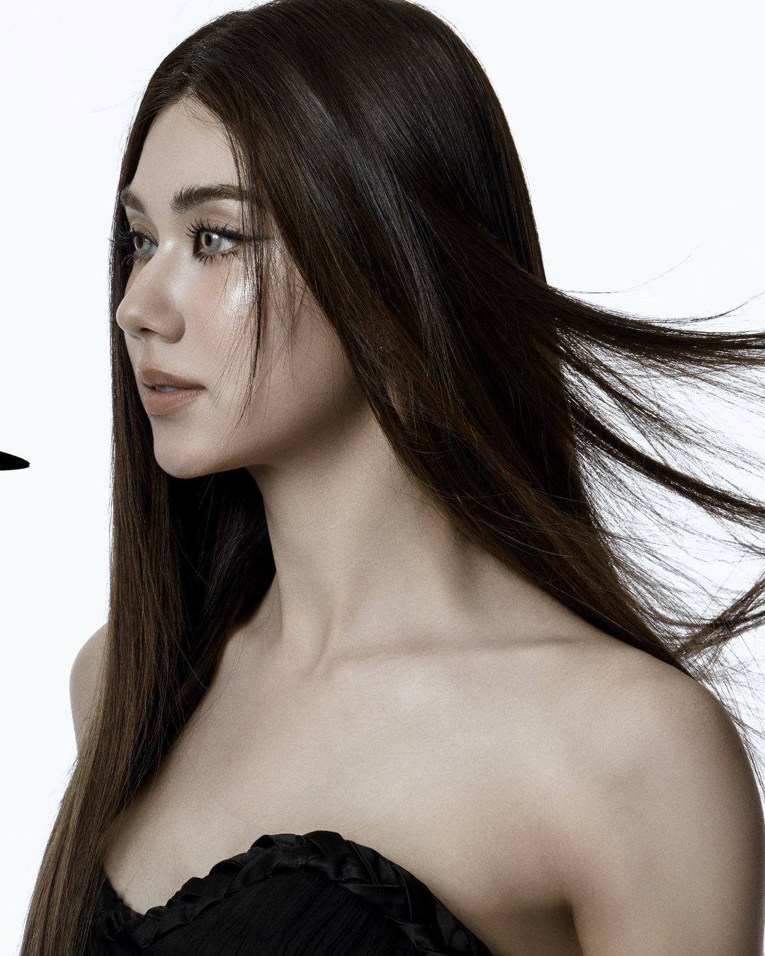 Lorena Schuett ถ่ายแฟชั่นธีมแวมไพร์ "🖤🧛♀️" มินิเดรสเกาะอกดำ เล็บกรงเล็บยาว เลือดมุมปาก (รูปที่ 6)