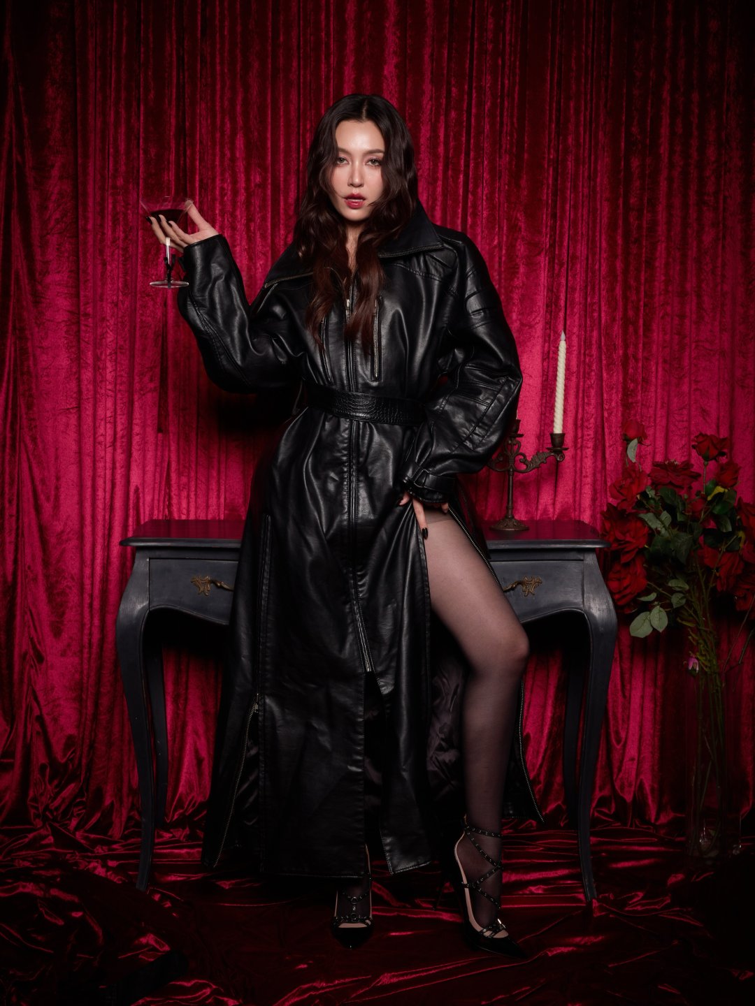 เบลล่า ราณี ลุคแวมไพร์ฮาโลวีน "🔪🍷🥀" โค้ทหนังดำยาว ถุงน่องดำผ่าขา ถือแก้วไวน์หน้าม่านกำมะหยี่แดง (รูปที่ 3)