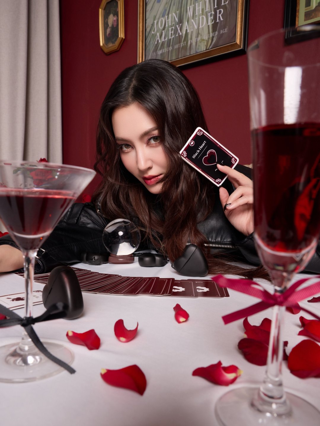 เบลล่า ราณี ลุคแวมไพร์ฮาโลวีน "🔪🍷🥀" โค้ทหนังดำยาว ถุงน่องดำผ่าขา ถือแก้วไวน์หน้าม่านกำมะหยี่แดง (รูปที่ 4)