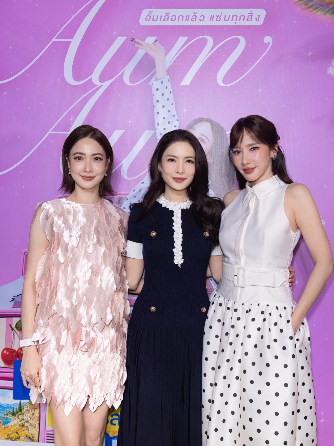 Patchrapa Chai เสื้อเชิ้ตแขนกุดขาวคาดเข็มขัด คู่กระโปรงบานลายจุด ยิ้มหวานกลางงานอีเวนต์ "Aum Aum" (รูปที่ 2)