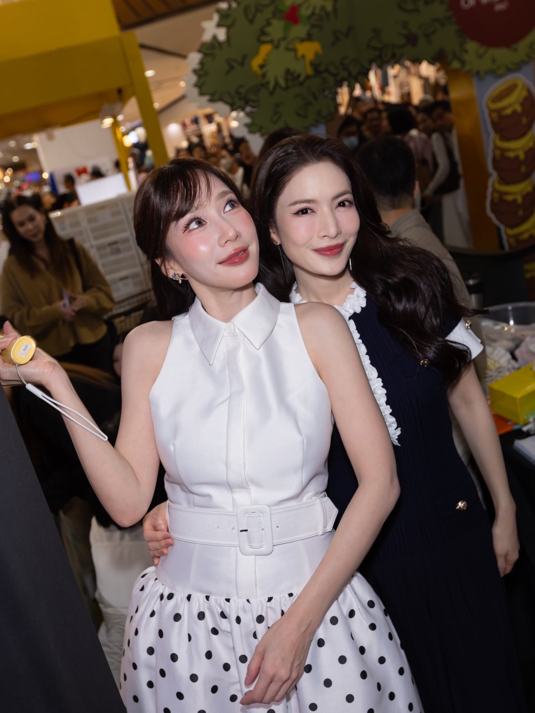 Patchrapa Chai เสื้อเชิ้ตแขนกุดขาวคาดเข็มขัด คู่กระโปรงบานลายจุด ยิ้มหวานกลางงานอีเวนต์ "Aum Aum" (รูปที่ 3)