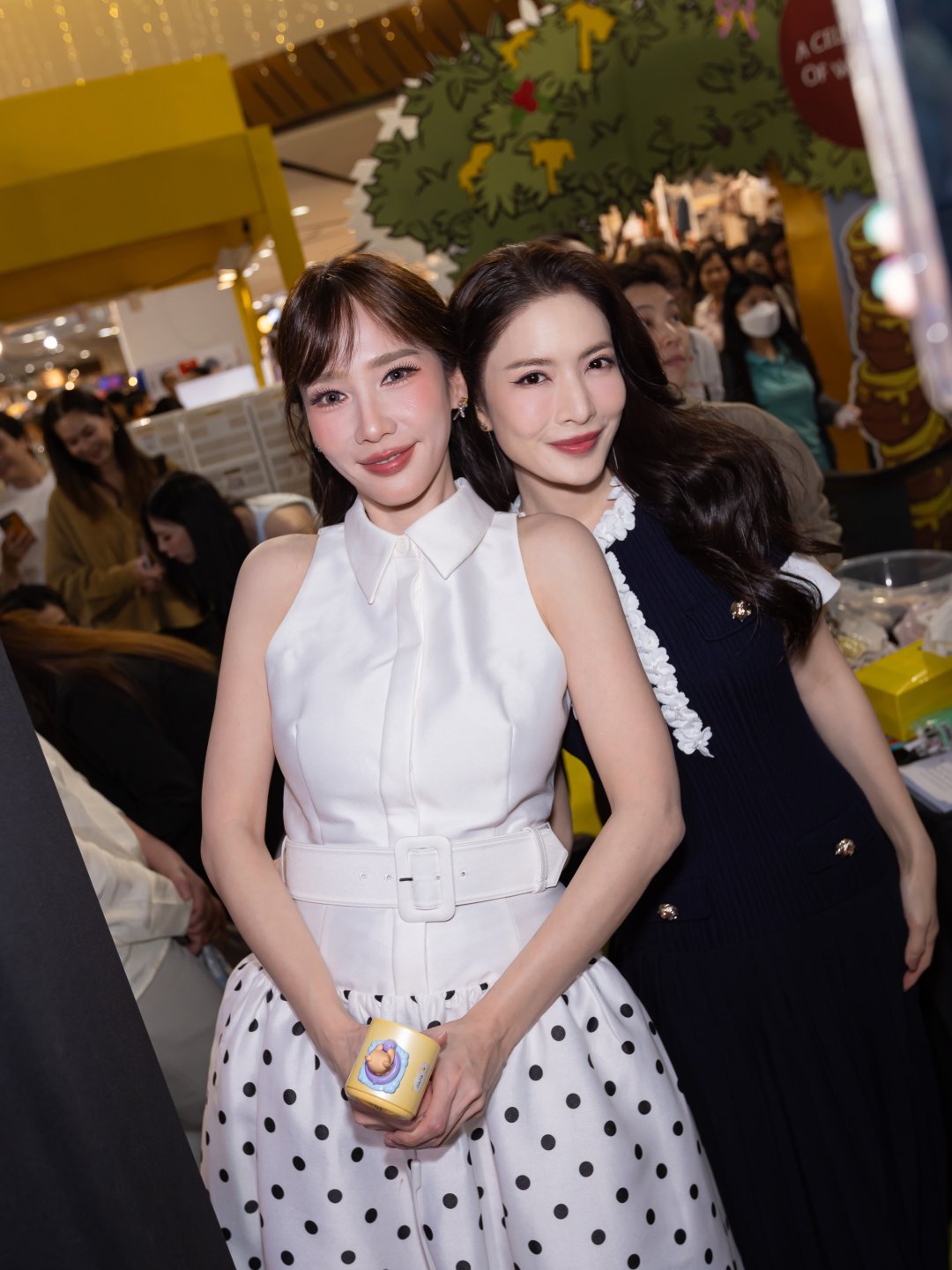 Patchrapa Chai เสื้อเชิ้ตแขนกุดขาวคาดเข็มขัด คู่กระโปรงบานลายจุด ยิ้มหวานกลางงานอีเวนต์ "Aum Aum" (รูปที่ 4)