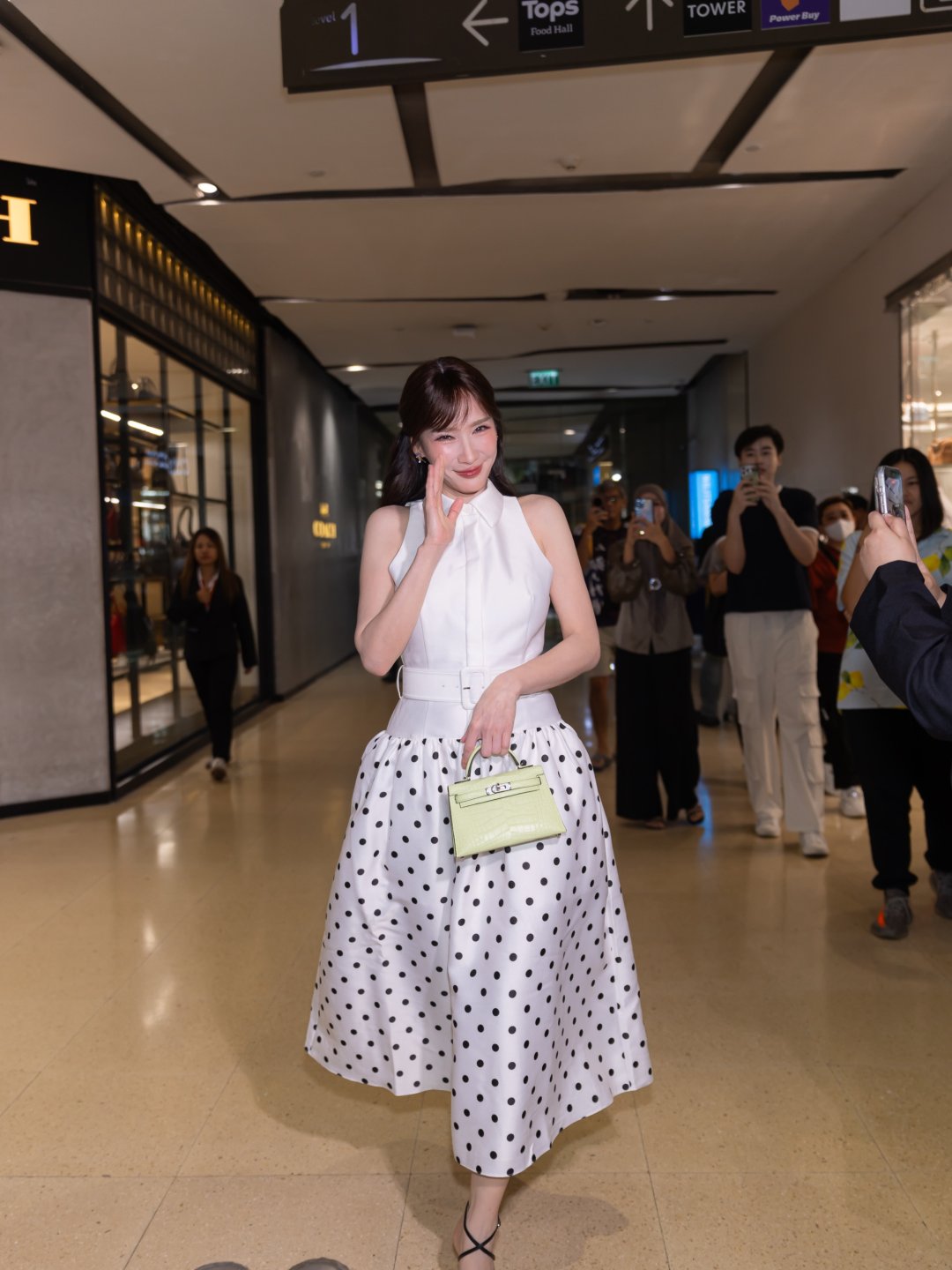 Patchrapa Chai เสื้อเชิ้ตแขนกุดขาวคาดเข็มขัด คู่กระโปรงบานลายจุด ยิ้มหวานกลางงานอีเวนต์ "Aum Aum" (รูปที่ 8)