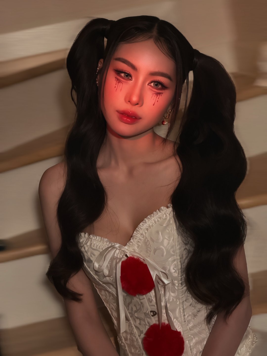 หนิง ปัทมา "แฮร่ 👻" แปลงร่างตัวตลกฮาโลวีน คอร์เซ็ตเกาะอกขาวปอมปอมแดง คู่กระโปรงทูทู นั่งโพสบันได (รูปที่ 2)