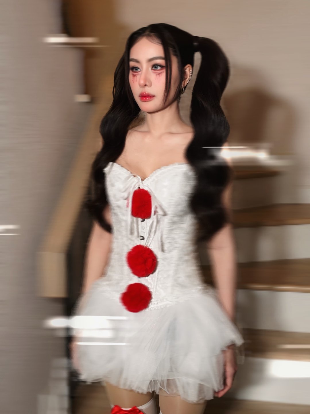 หนิง ปัทมา "แฮร่ 👻" แปลงร่างตัวตลกฮาโลวีน คอร์เซ็ตเกาะอกขาวปอมปอมแดง คู่กระโปรงทูทู นั่งโพสบันได (รูปที่ 3)