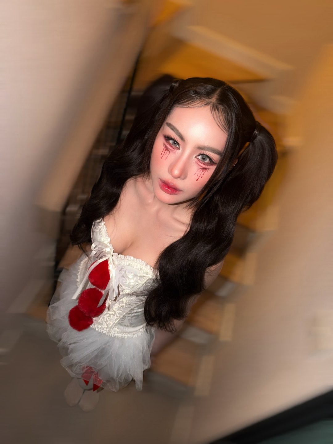 หนิง ปัทมา "แฮร่ 👻" แปลงร่างตัวตลกฮาโลวีน คอร์เซ็ตเกาะอกขาวปอมปอมแดง คู่กระโปรงทูทู นั่งโพสบันได (รูปที่ 4)