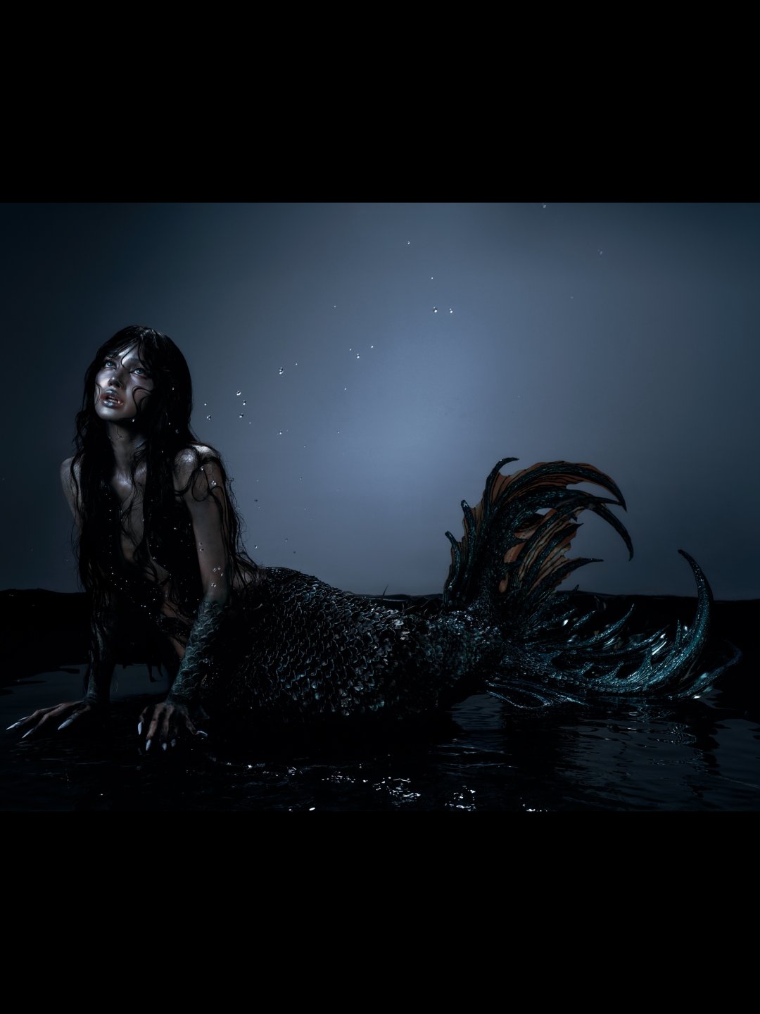 ลิซ่า BLACKPINK "🧜🏻♀️" แปลงร่างนางเงือกดำ บราเกล็ดหนังโชว์เอว หางเงือกเกล็ดเงา โพสกลางน้ำมืด (รูปที่ 6)