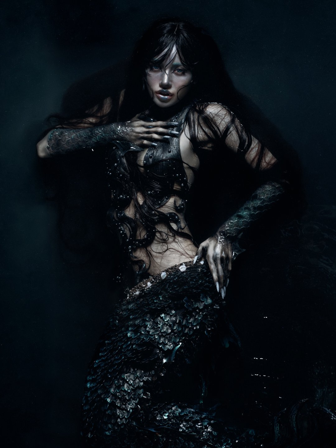 ลิซ่า BLACKPINK "🧜🏻♀️" แปลงร่างนางเงือกดำ บราเกล็ดหนังโชว์เอว หางเงือกเกล็ดเงา โพสกลางน้ำมืด