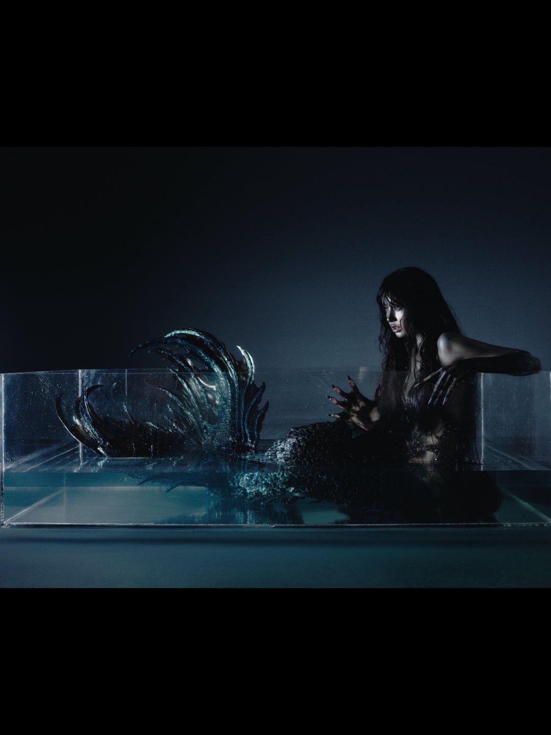 ลิซ่า BLACKPINK "🧜🏻♀️" แปลงร่างนางเงือกดำ บราเกล็ดหนังโชว์เอว หางเงือกเกล็ดเงา โพสกลางน้ำมืด (รูปที่ 7)