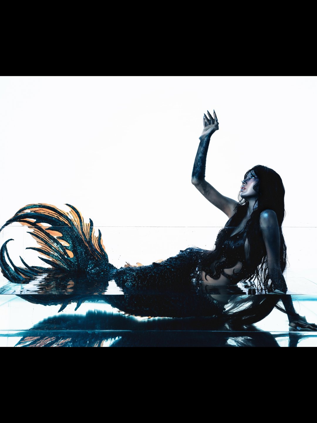 ลิซ่า BLACKPINK "🧜🏻♀️" แปลงร่างนางเงือกดำ บราเกล็ดหนังโชว์เอว หางเงือกเกล็ดเงา โพสกลางน้ำมืด (รูปที่ 9)