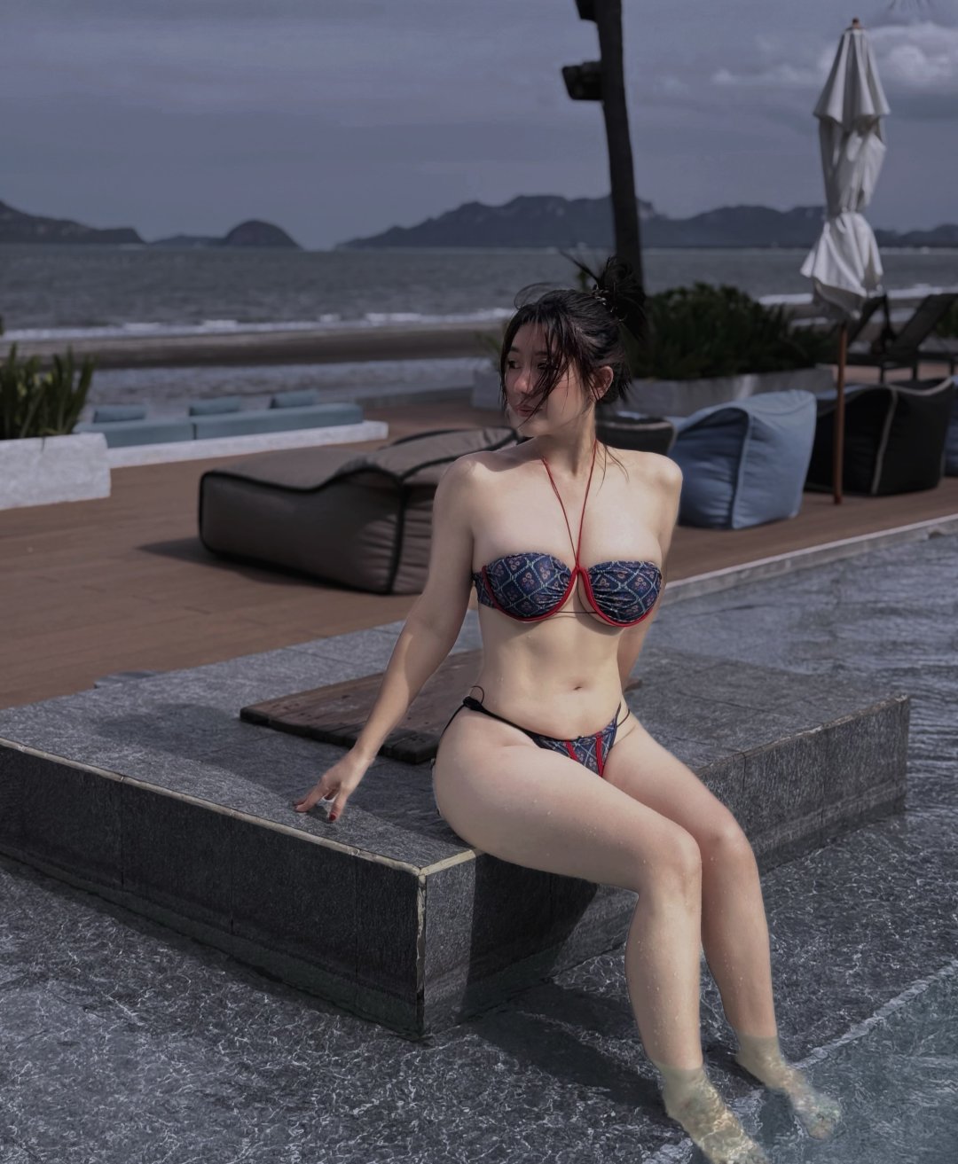 Niparat Konyai "🌊🌫️" บิกินีเกาะอกขอบแดงคู่บิกินีสายผูก คลุมผ้าลูกไม้ดำ เดินชายหาดแช่สระริมทะเล (รูปที่ 4)