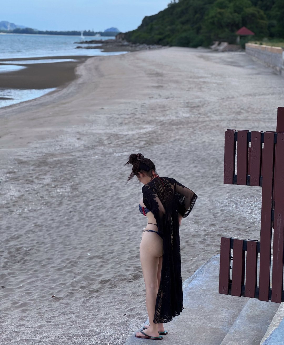Niparat Konyai "🌊🌫️" บิกินีเกาะอกขอบแดงคู่บิกินีสายผูก คลุมผ้าลูกไม้ดำ เดินชายหาดแช่สระริมทะเล (รูปที่ 6)