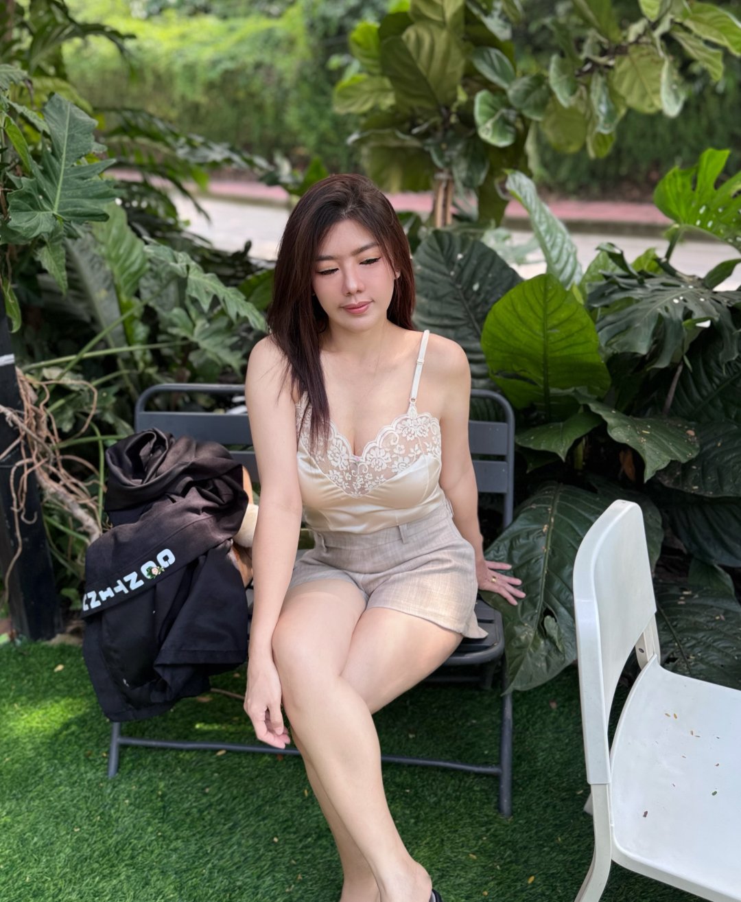 Niparat Konyai "🌊🌫️" บิกินีเกาะอกขอบแดงคู่บิกินีสายผูก คลุมผ้าลูกไม้ดำ เดินชายหาดแช่สระริมทะเล (รูปที่ 10)