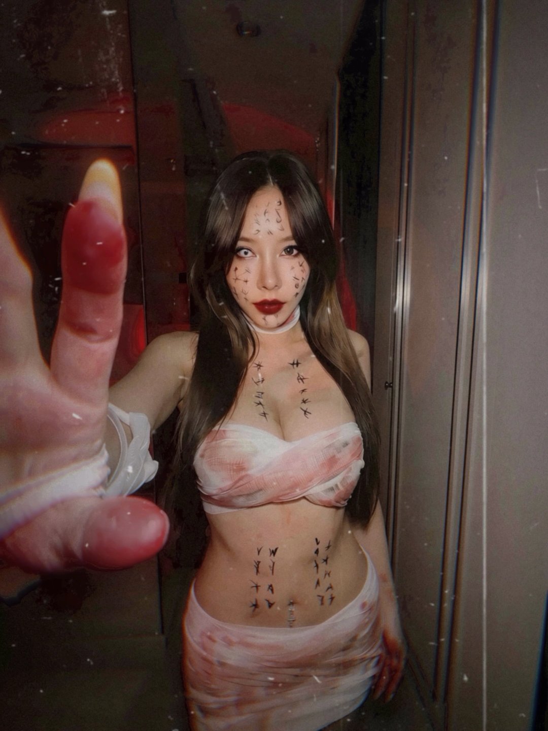 ฟ้า Skykikijung "ห้องพี่ผีดุนะ…" มัมมี่ผ้าพันเกาะอกเปื้อนเลือด คู่กระโปรงสั้น โพสในห้องนอน (รูปที่ 4)