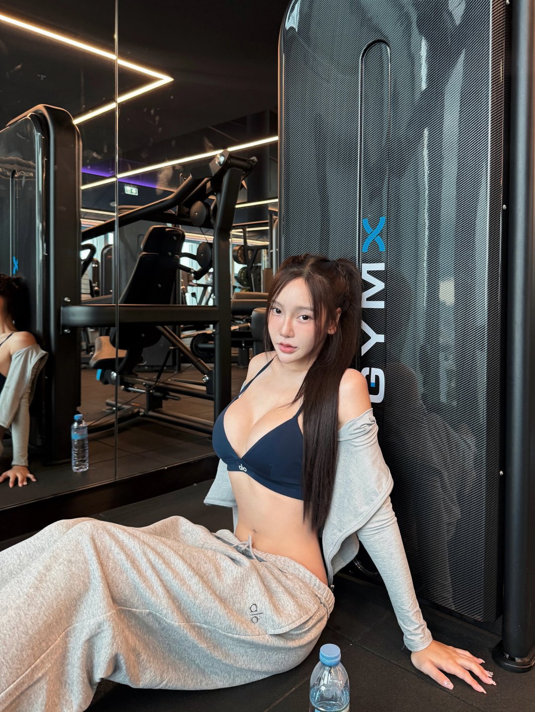 Viewvy "💪🏻✨" สปอร์ตบรากรมท่า alo คู่แจ็กเก็ตเทา โชว์หน้าท้องในยิมวิวตึกสูง Gymx Health Club (รูปที่ 4)
