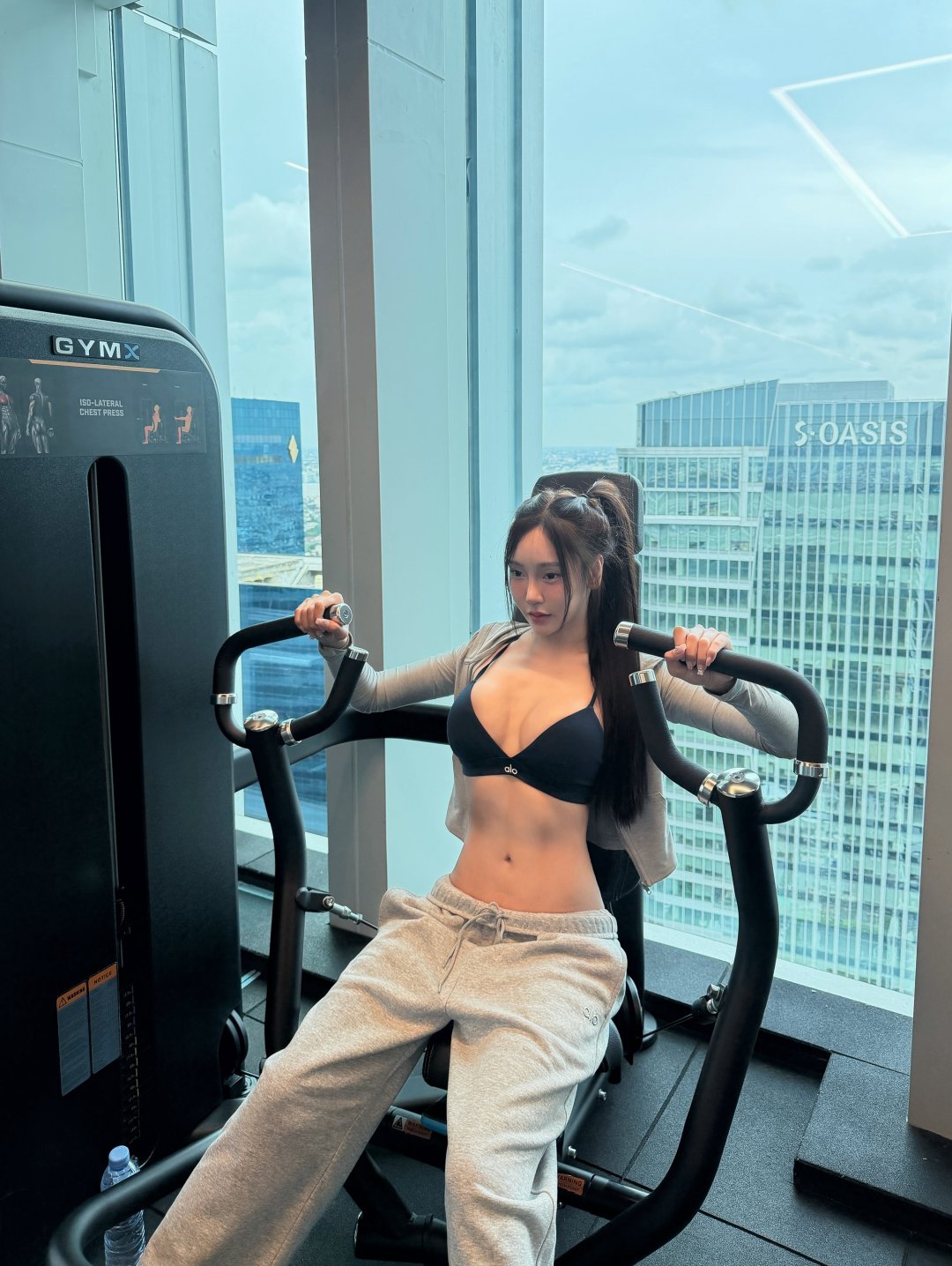 Viewvy "💪🏻✨" สปอร์ตบรากรมท่า alo คู่แจ็กเก็ตเทา โชว์หน้าท้องในยิมวิวตึกสูง Gymx Health Club (รูปที่ 6)