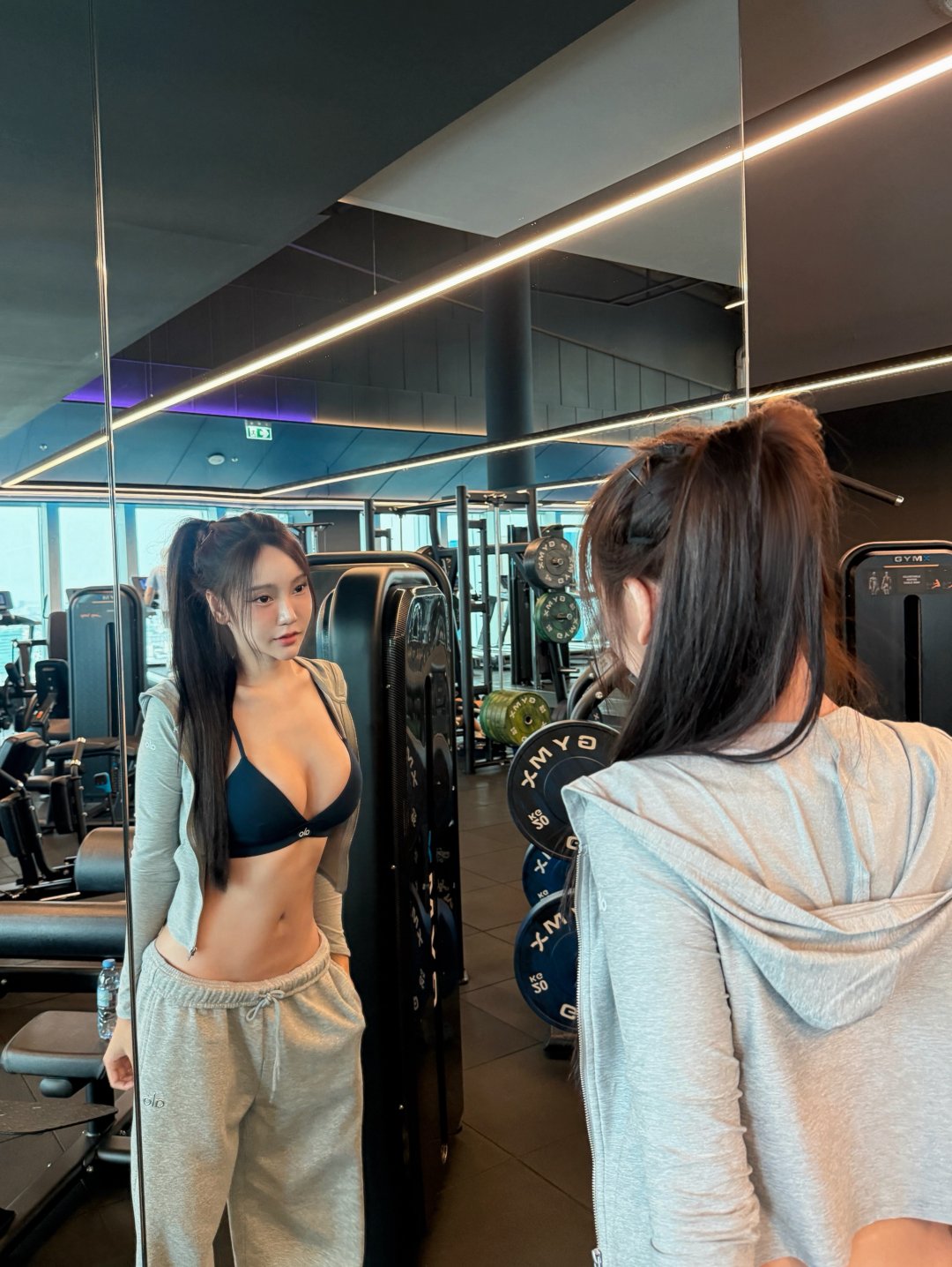 Viewvy "💪🏻✨" สปอร์ตบรากรมท่า alo คู่แจ็กเก็ตเทา โชว์หน้าท้องในยิมวิวตึกสูง Gymx Health Club (รูปที่ 10)
