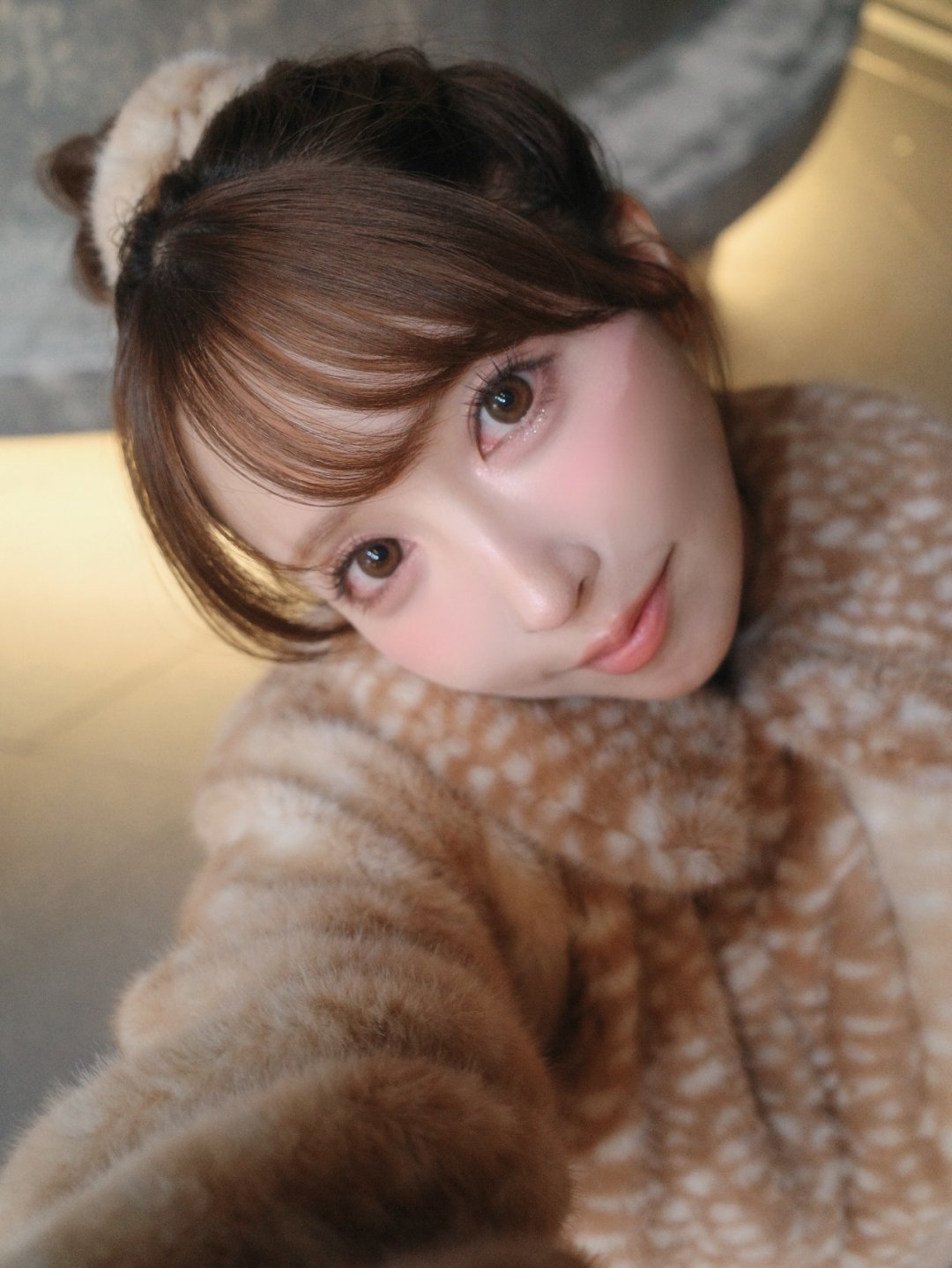 ยูอะ มิคามิ "バンビちゃんアウター" โค้ทขนฟูลายกวาง MISTREASS ถือกาแฟเดินถนนยามค่ำ (รูปที่ 3)