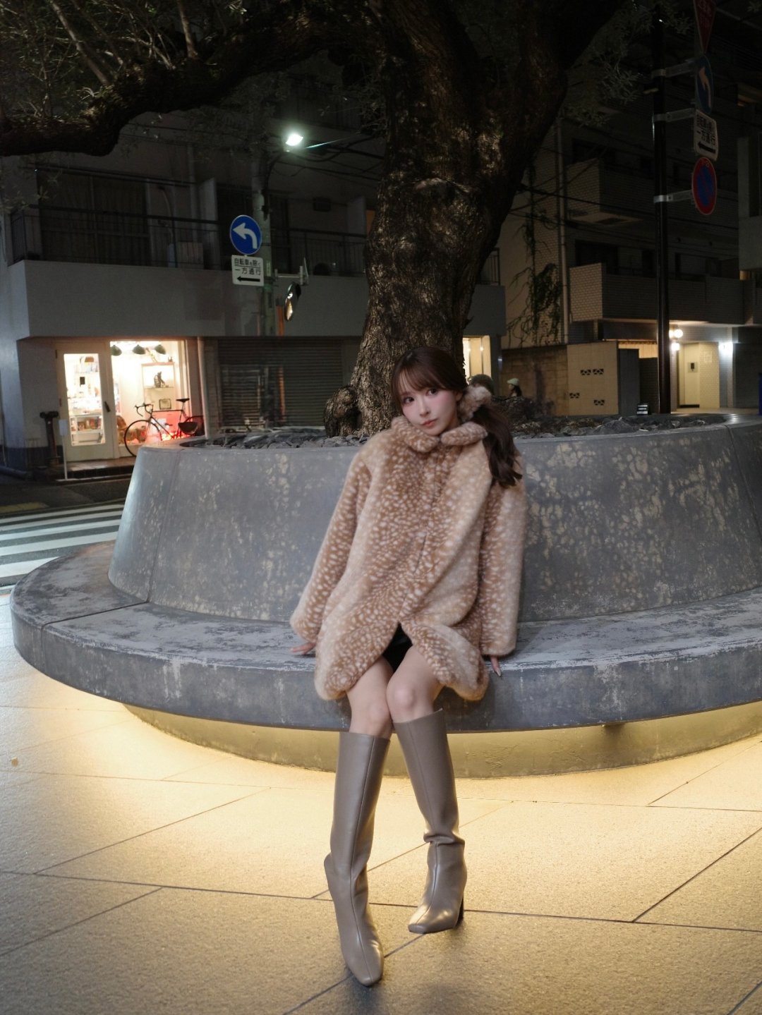 ยูอะ มิคามิ "バンビちゃんアウター" โค้ทขนฟูลายกวาง MISTREASS ถือกาแฟเดินถนนยามค่ำ (รูปที่ 5)