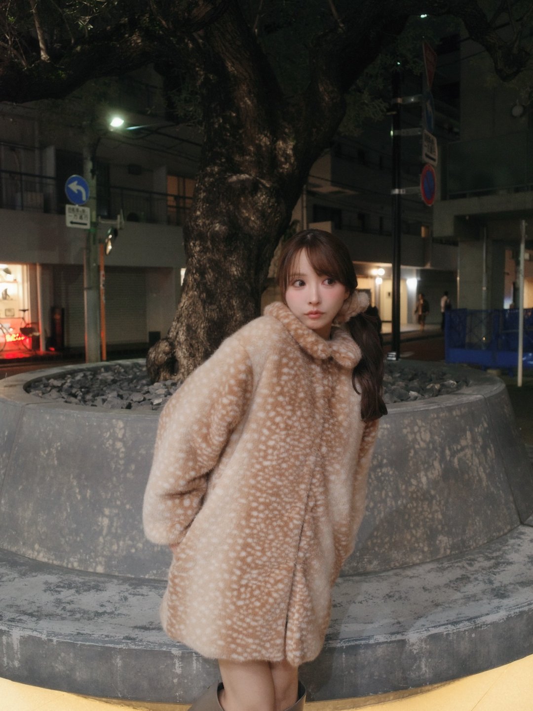 ยูอะ มิคามิ "バンビちゃんアウター" โค้ทขนฟูลายกวาง MISTREASS ถือกาแฟเดินถนนยามค่ำ (รูปที่ 6)
