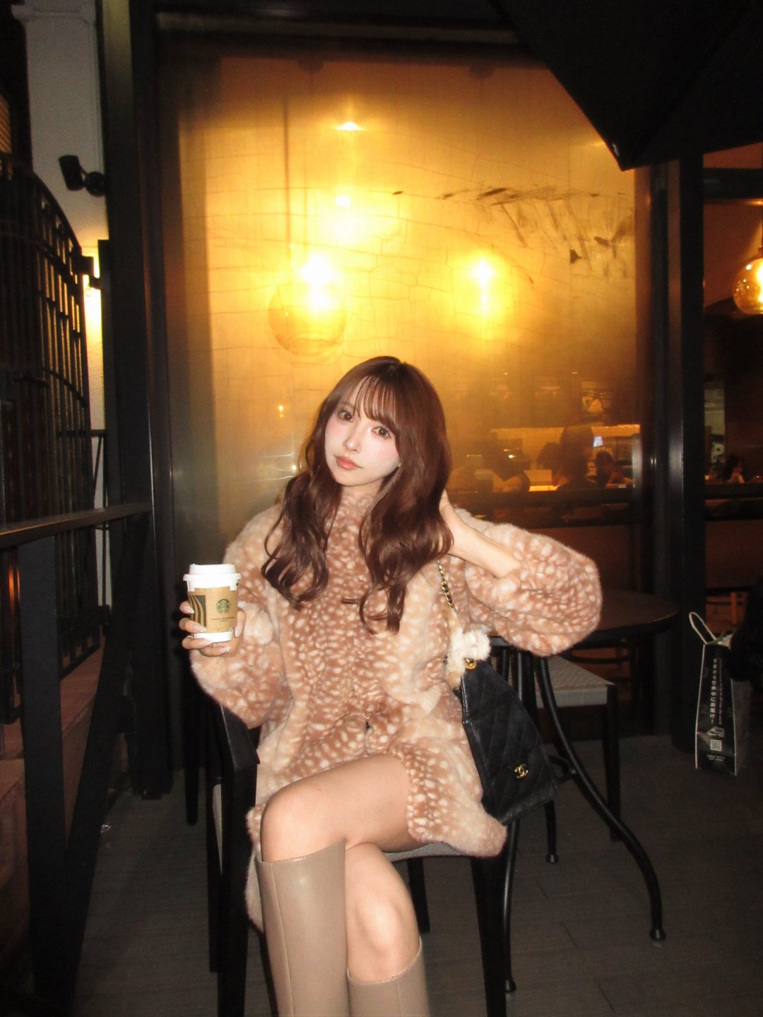 ยูอะ มิคามิ "バンビちゃんアウター" โค้ทขนฟูลายกวาง MISTREASS ถือกาแฟเดินถนนยามค่ำ (รูปที่ 7)