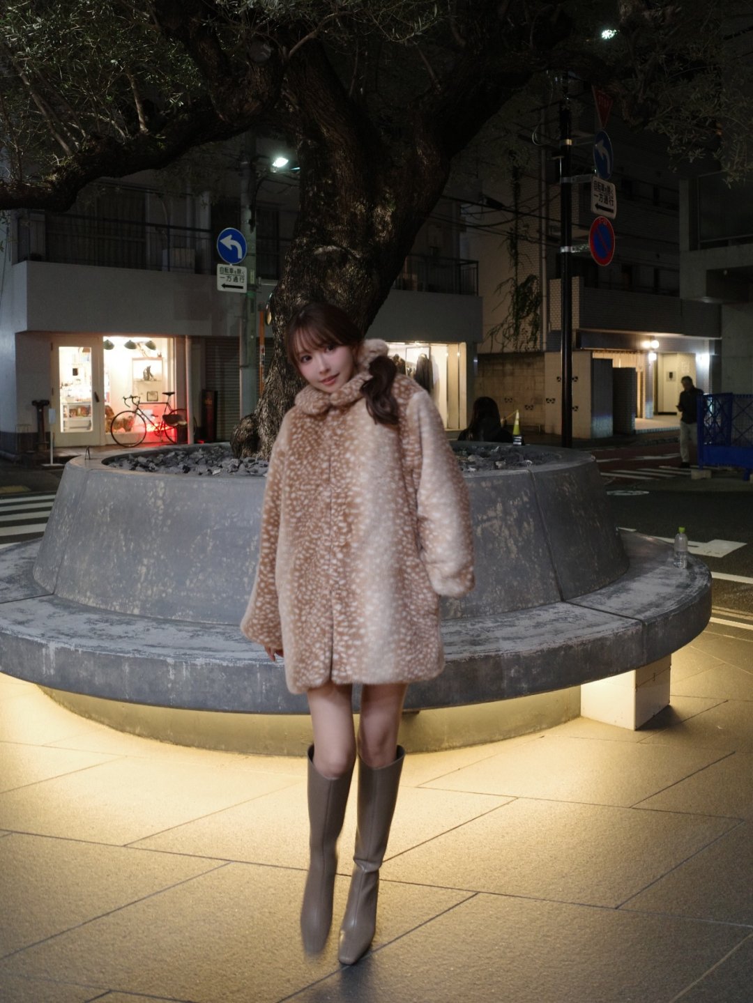 ยูอะ มิคามิ "バンビちゃんアウター" โค้ทขนฟูลายกวาง MISTREASS ถือกาแฟเดินถนนยามค่ำ (รูปที่ 8)