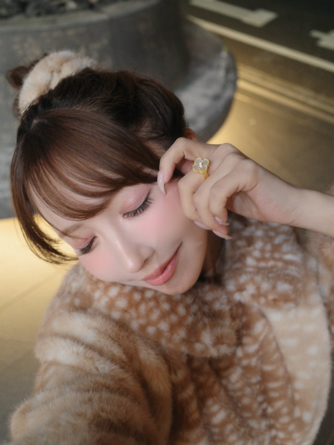ยูอะ มิคามิ "バンビちゃんアウター" โค้ทขนฟูลายกวาง MISTREASS ถือกาแฟเดินถนนยามค่ำ (รูปที่ 10)