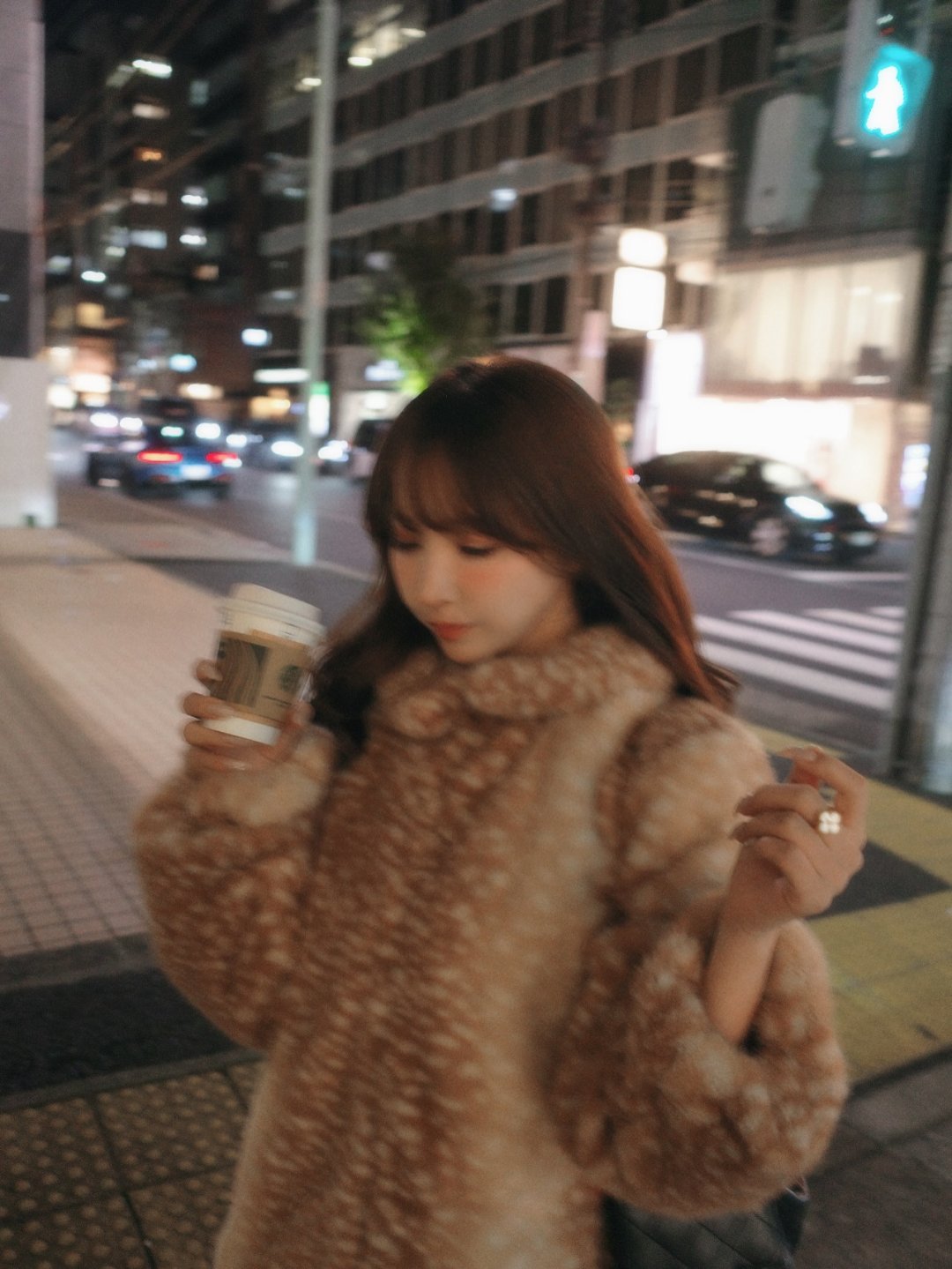 ยูอะ มิคามิ "バンビちゃんアウター" โค้ทขนฟูลายกวาง MISTREASS ถือกาแฟเดินถนนยามค่ำ (รูปที่ 11)